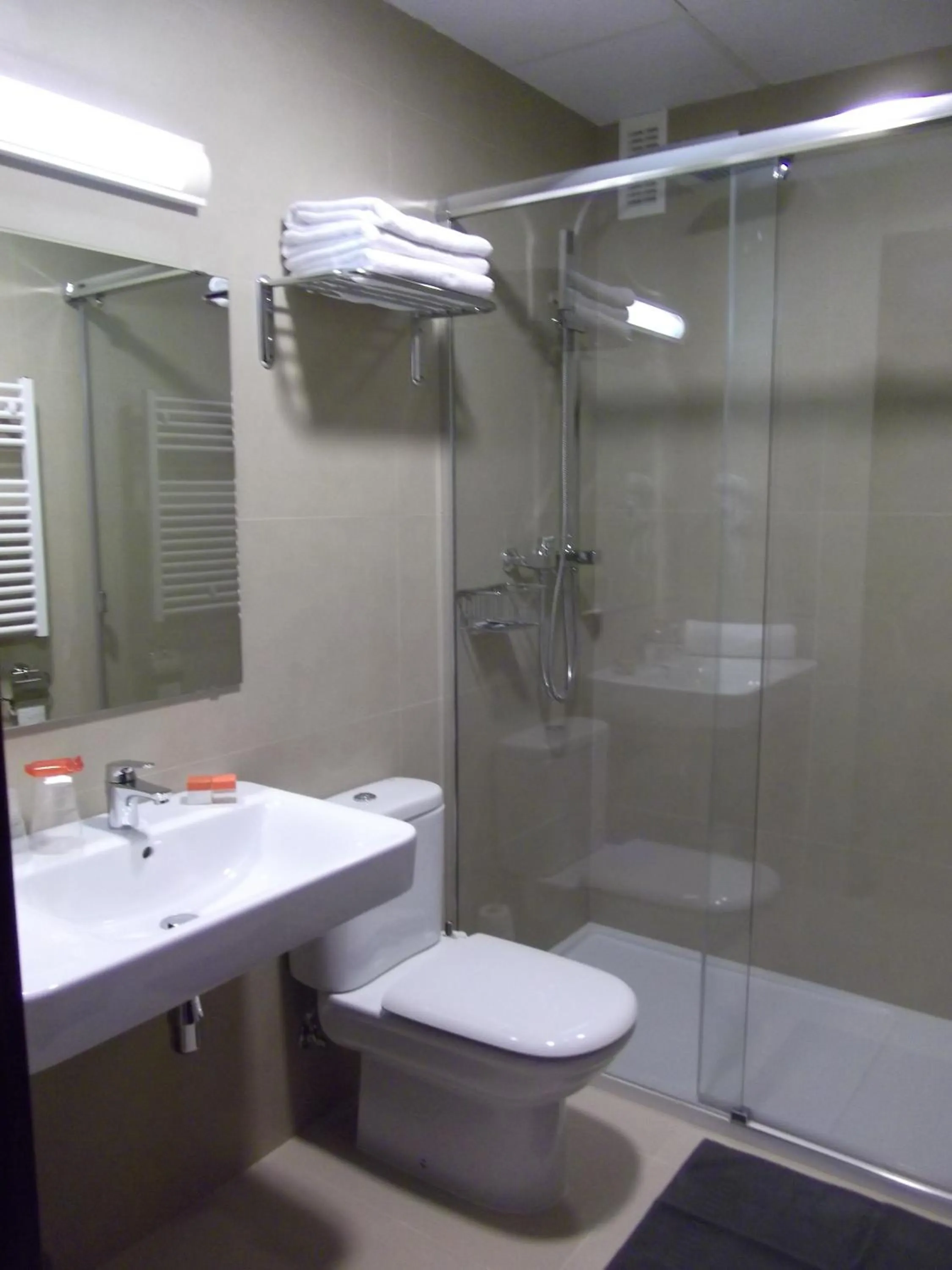 Shower in Hotel Mediterrani Express