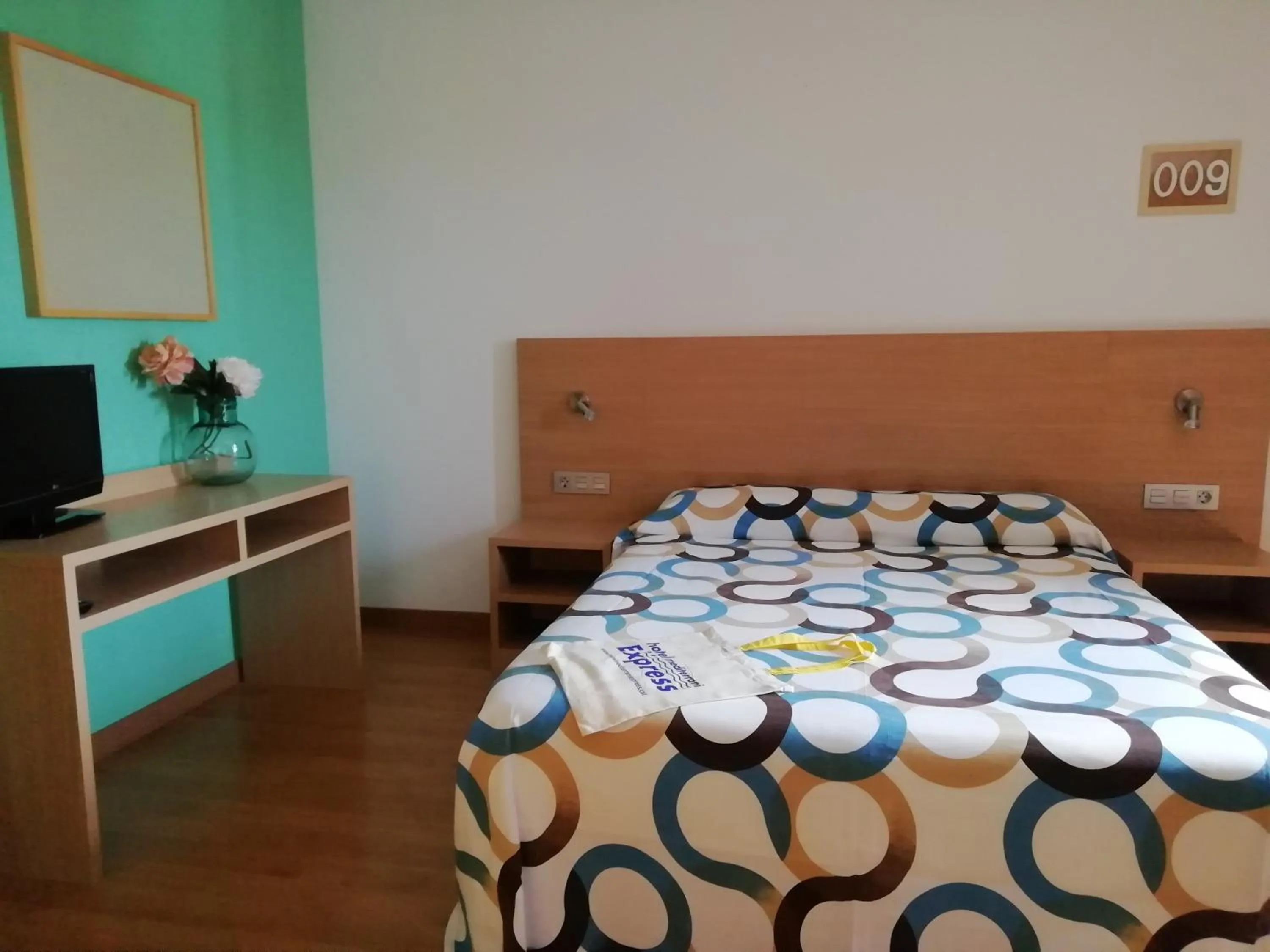 Bedroom, Bed in Hotel Mediterrani Express