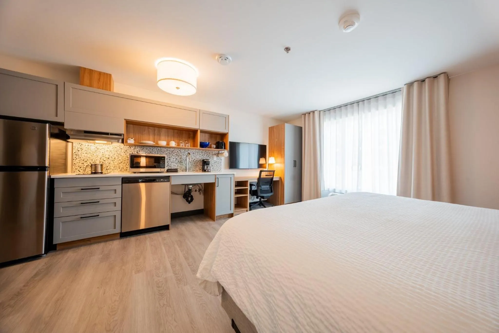 Photo of the whole room, Bed in Candlewood Suites Trois-Rivières Ouest by IHG