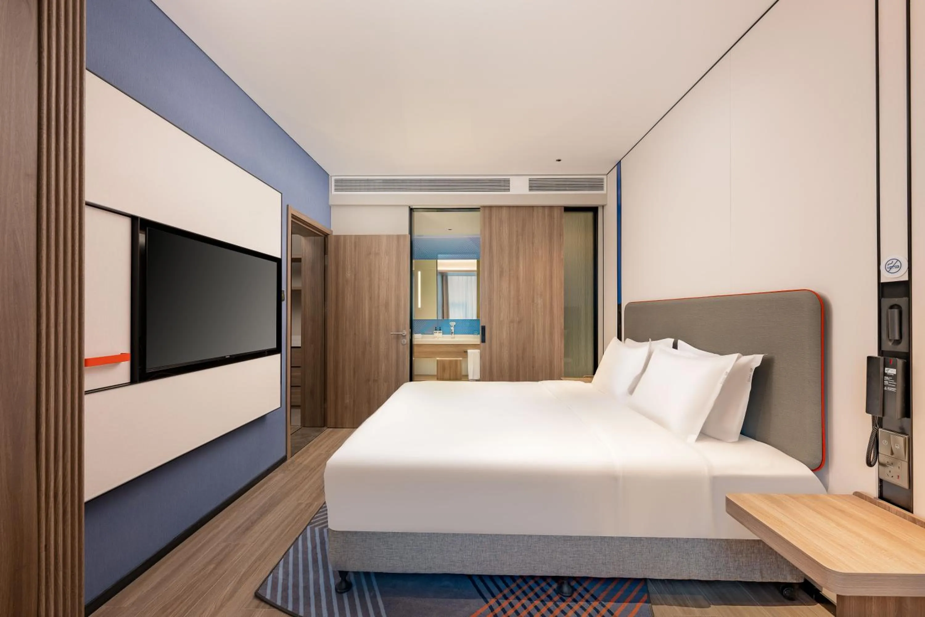 Photo of the whole room, Bed in Holiday Inn Express Langfang Yanjiao by IHG