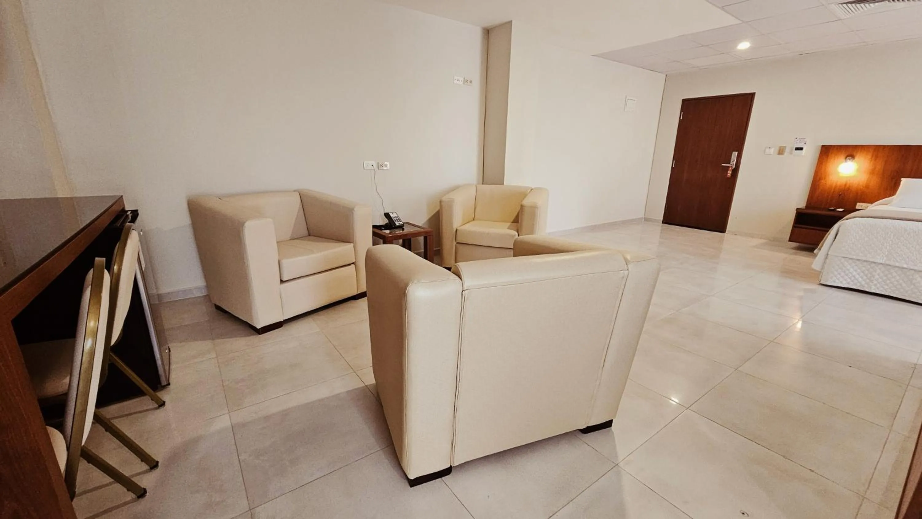 Living room, Bed in Hotel Maywa