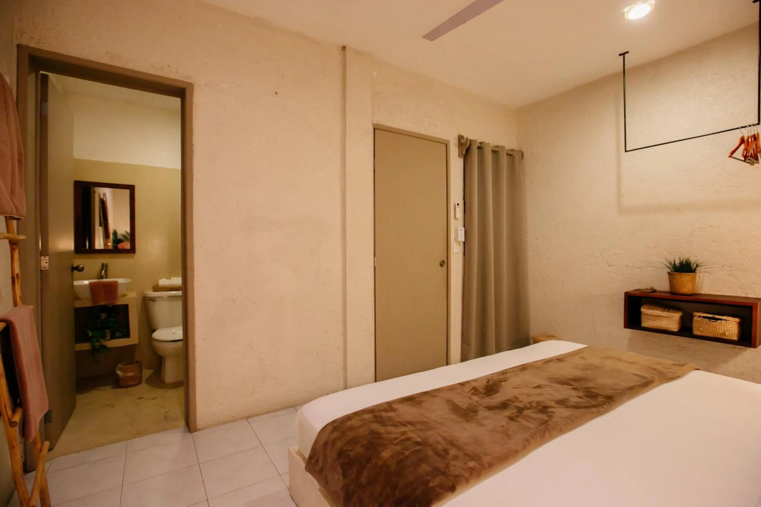 Bathroom, Bed in Hotel Noah Tulum