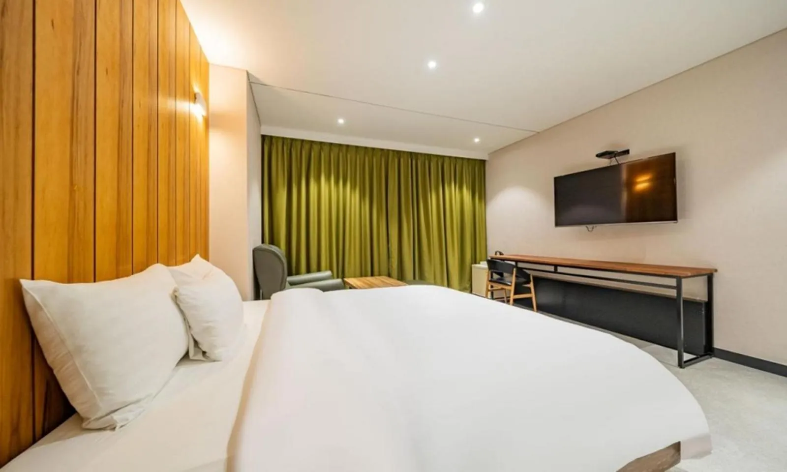 Bed in Yeongdeungpo Lifestyle F Hotel