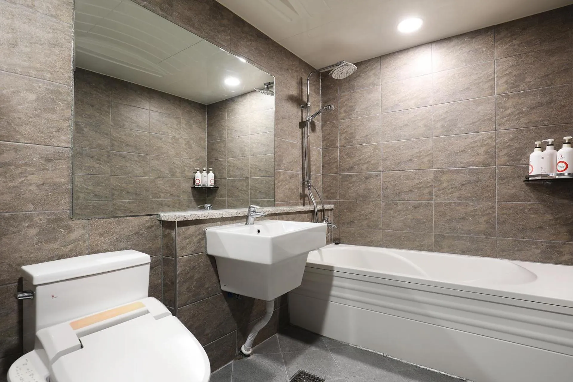 Shower in Jeonju Urban Hotel