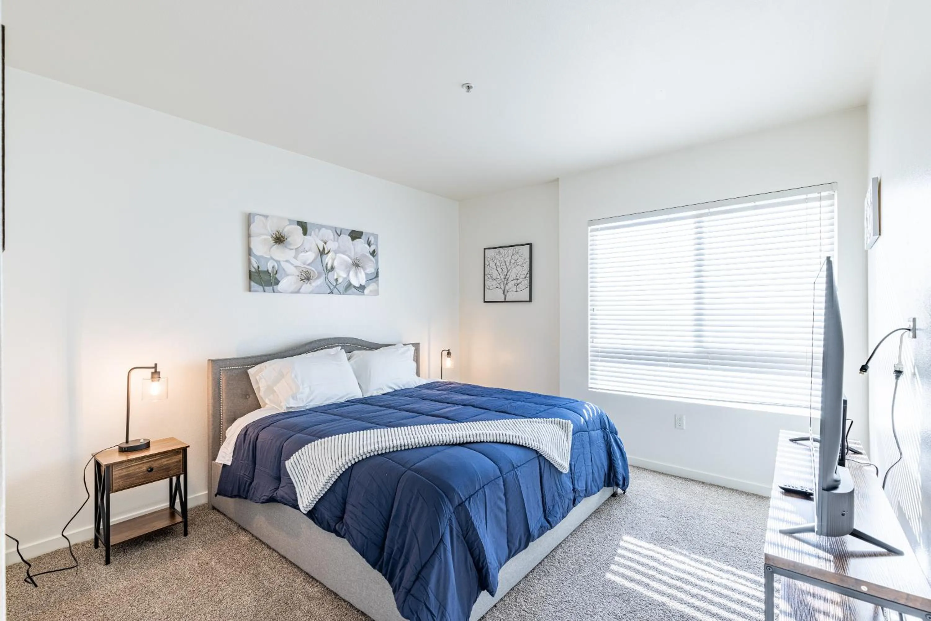 Bedroom, Bed in Hollywood Furnished Apartments