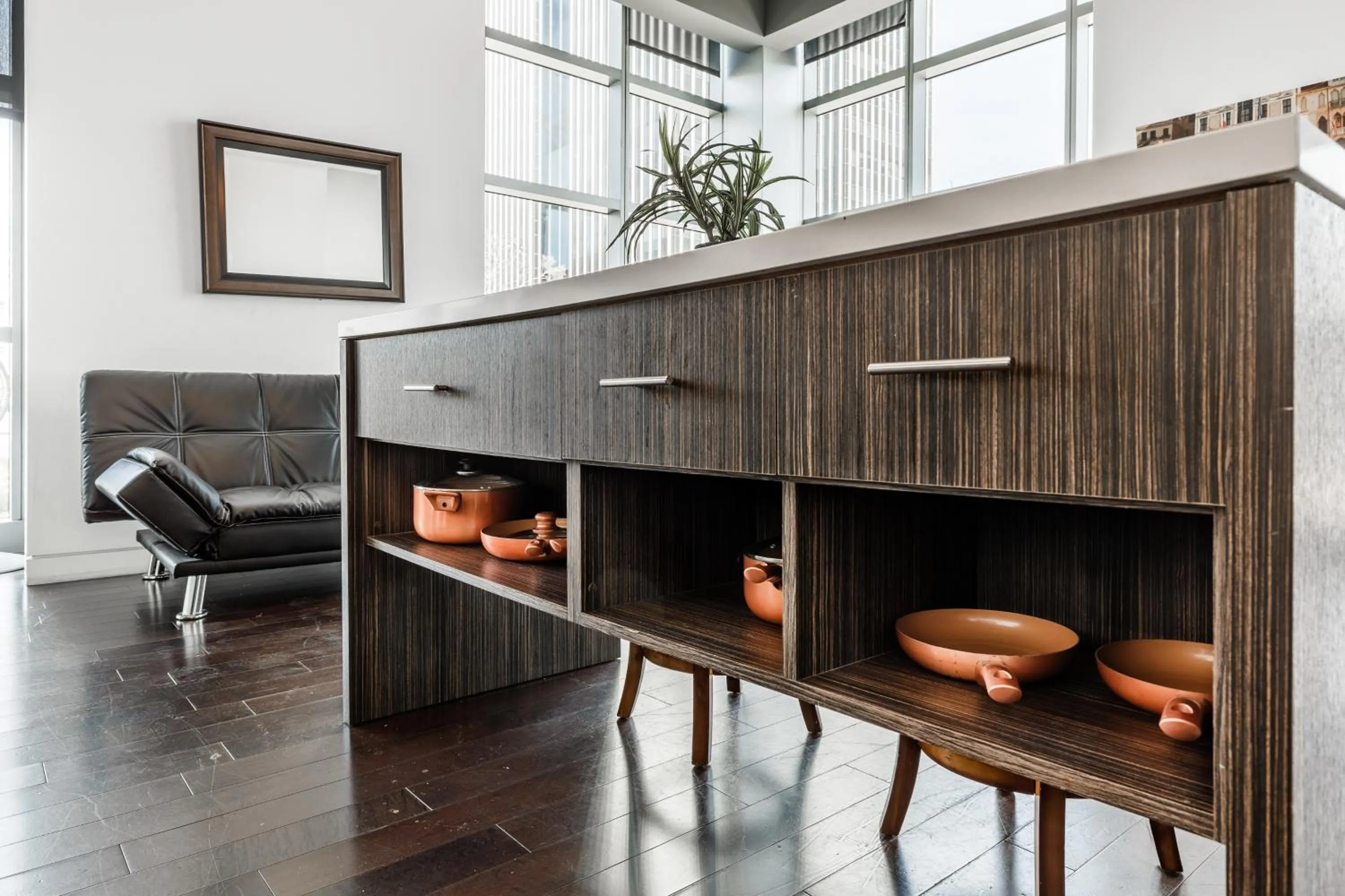 Dining area in Hollywood Furnished Apartments
