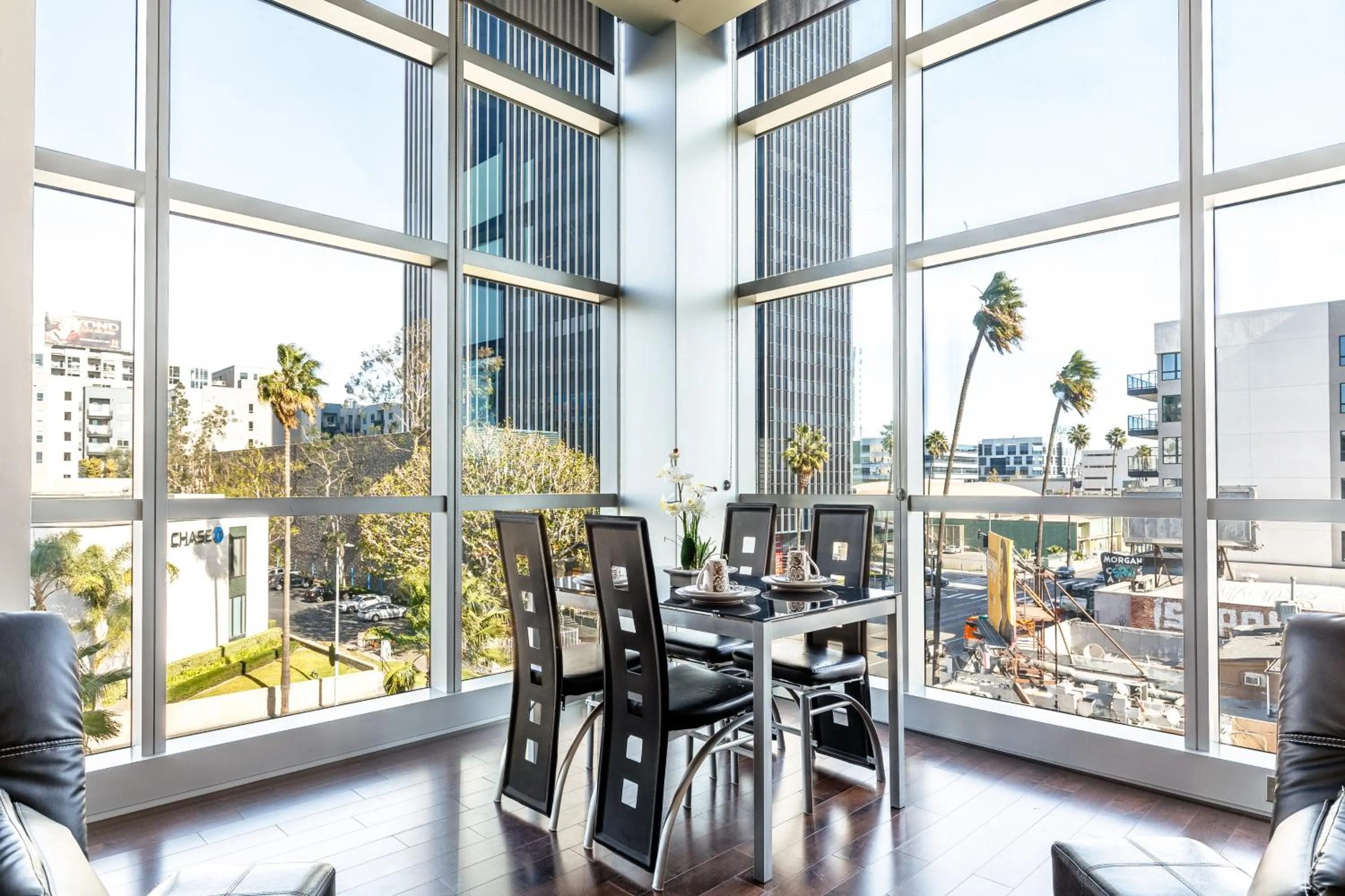 Dining area in Hollywood Furnished Apartments