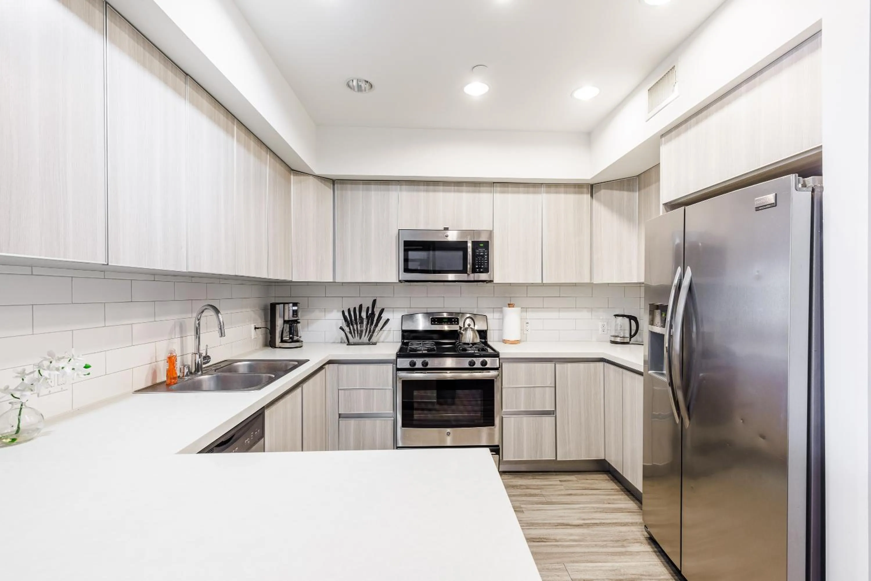 Kitchen or kitchenette in Hollywood Furnished Apartments