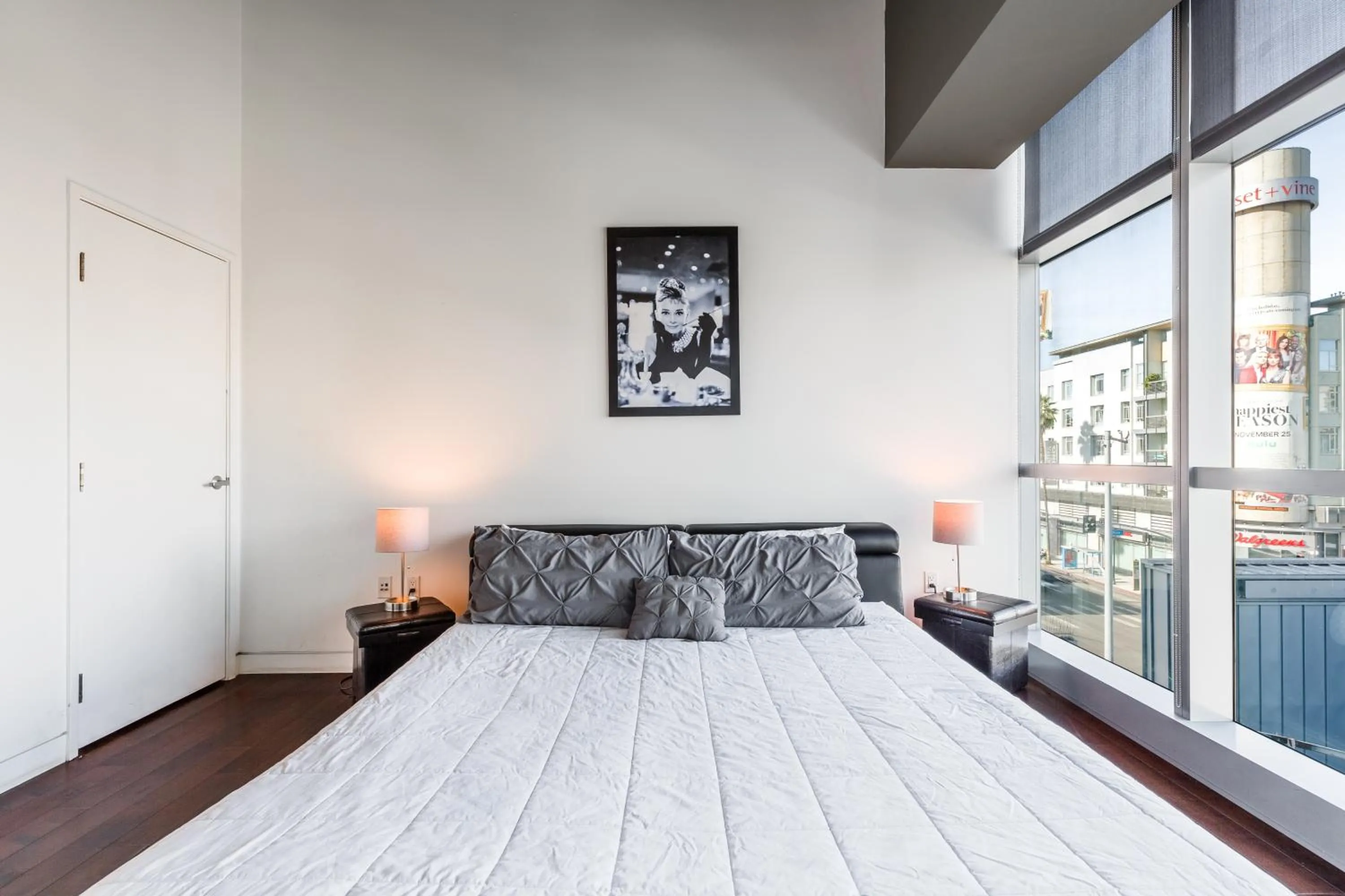 Bedroom, Bed in Hollywood Furnished Apartments