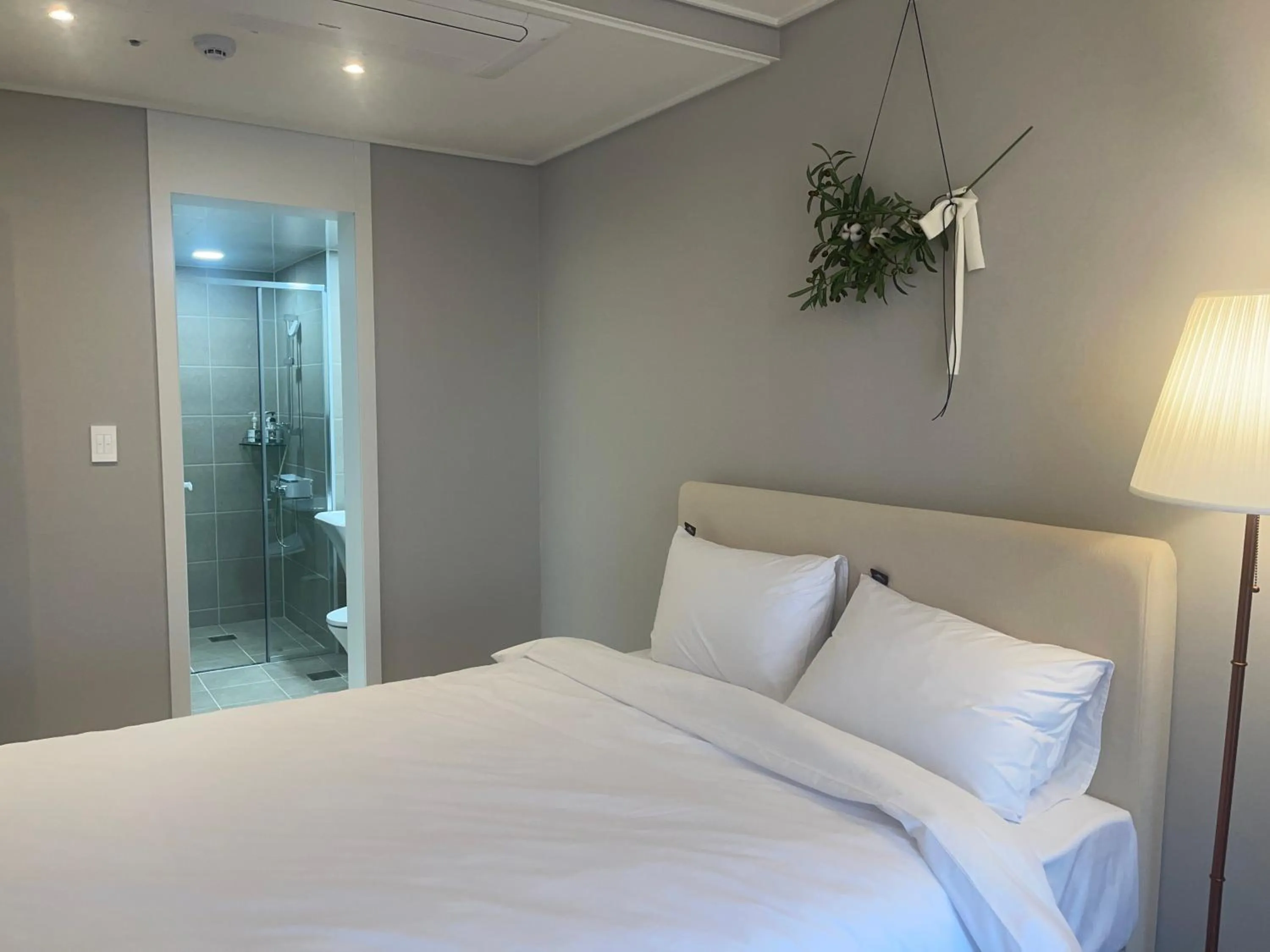 Shower, Bed in SurfResort INN-The City YangYang