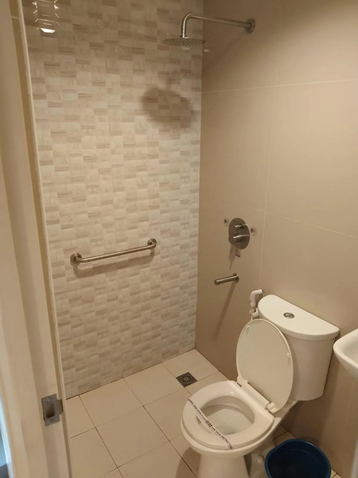 Shower in Hotel Sogo Avenida