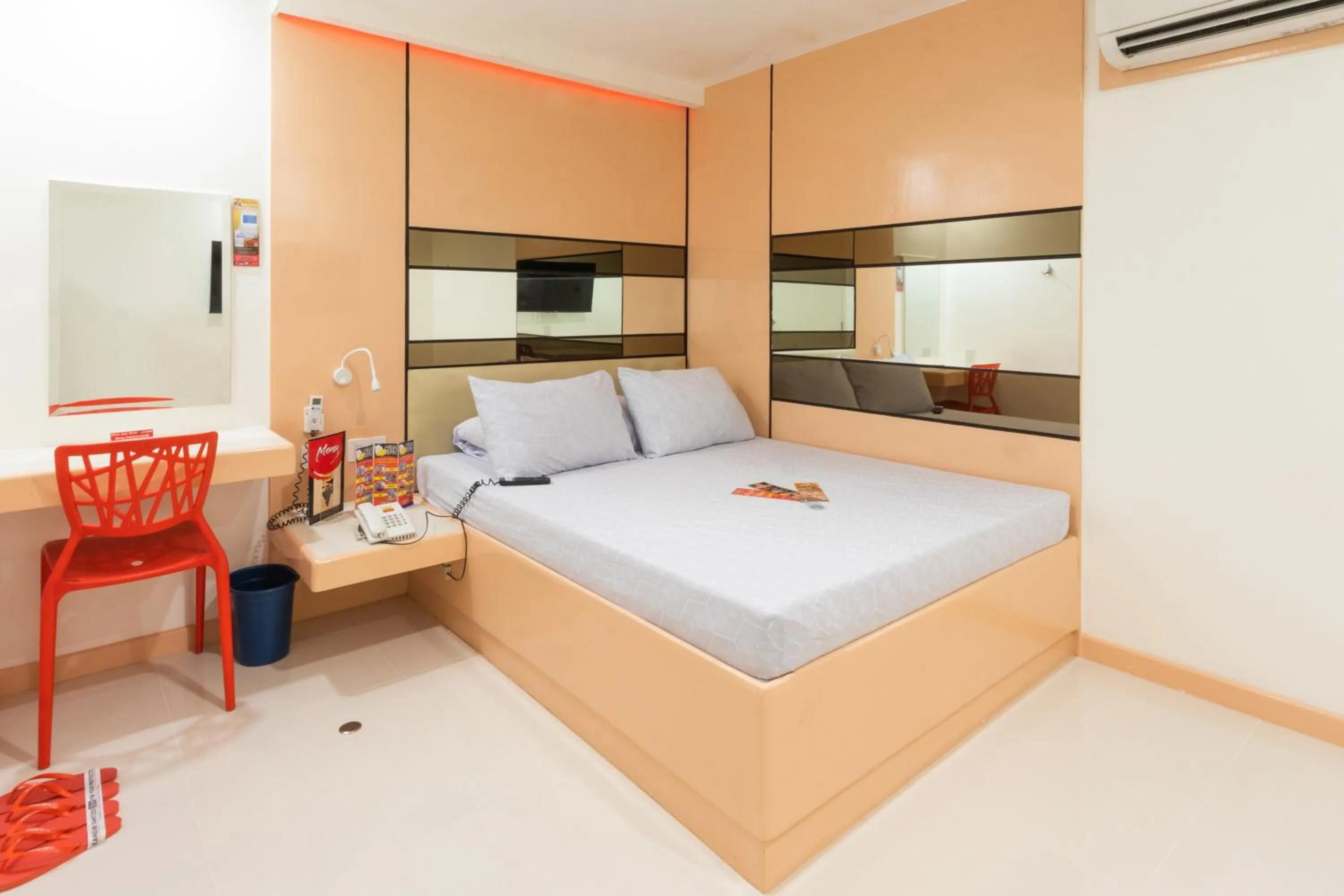 Living room, Bed in Hotel Sogo Guadalupe