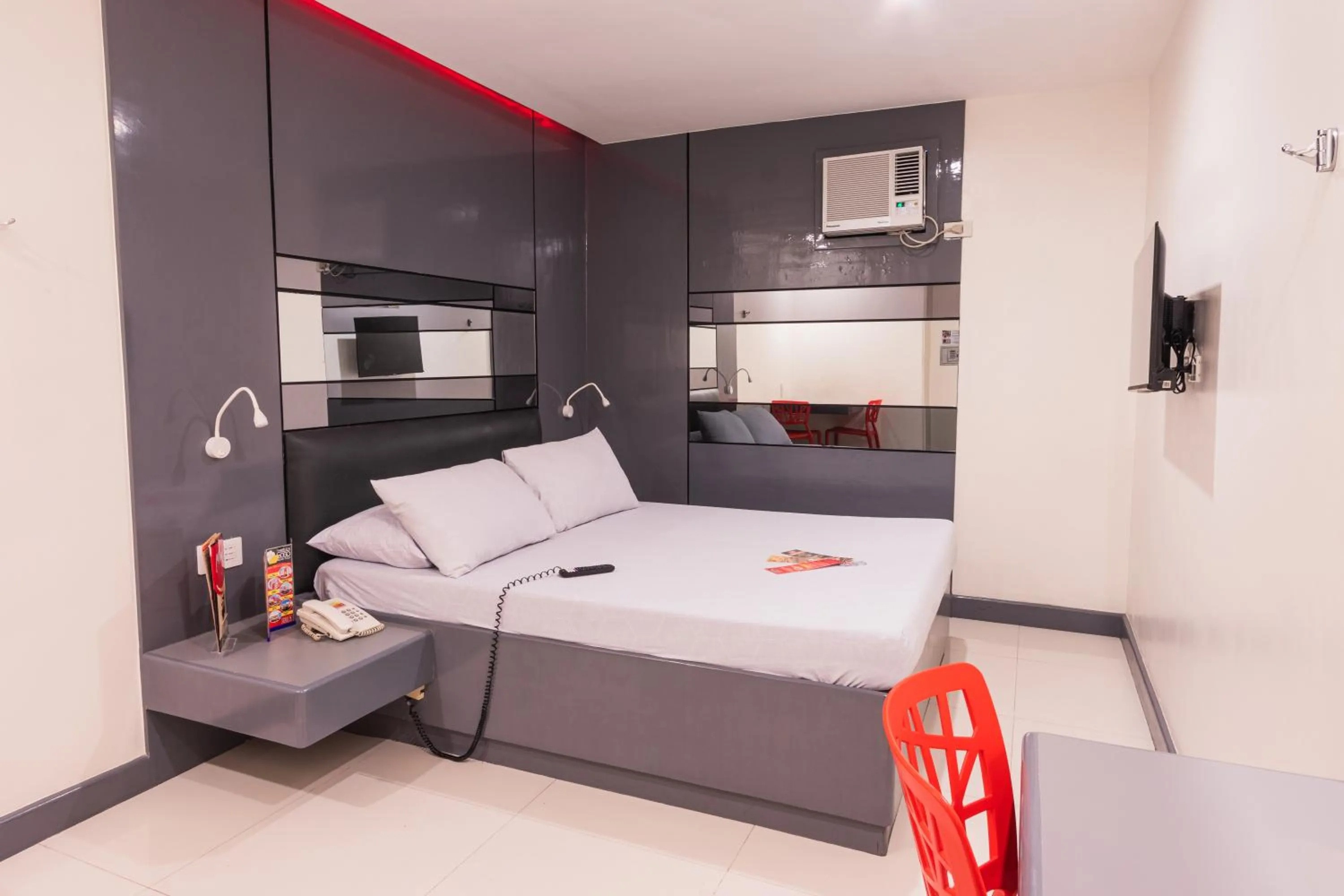 Bedroom, Bed in Hotel Sogo Cainta