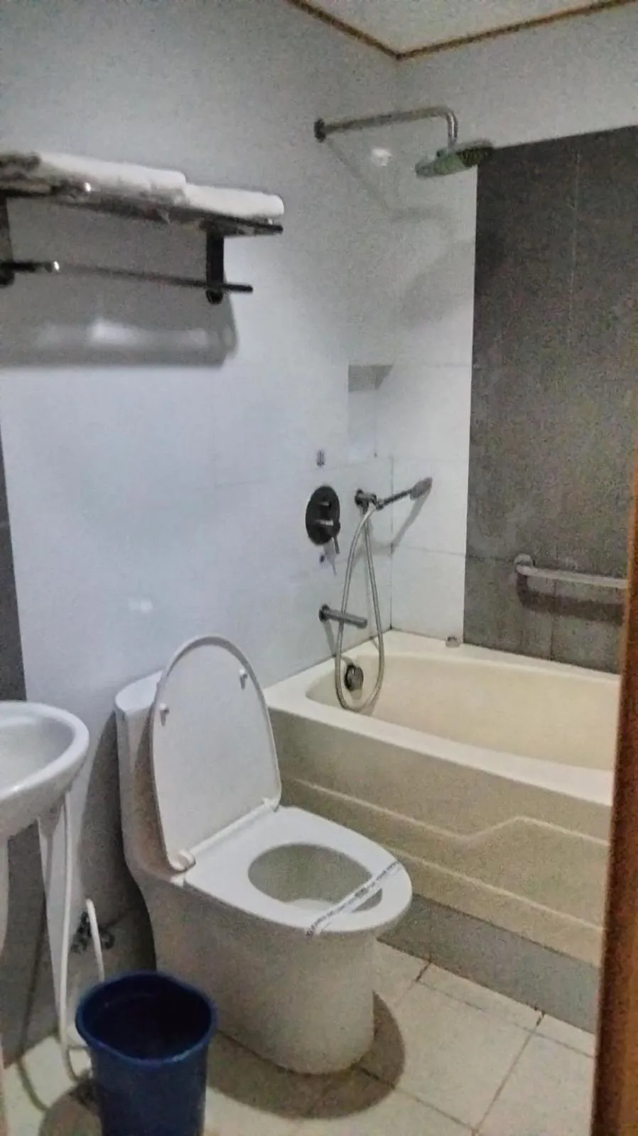 Toilet in Hotel Sogo Timog Avenue