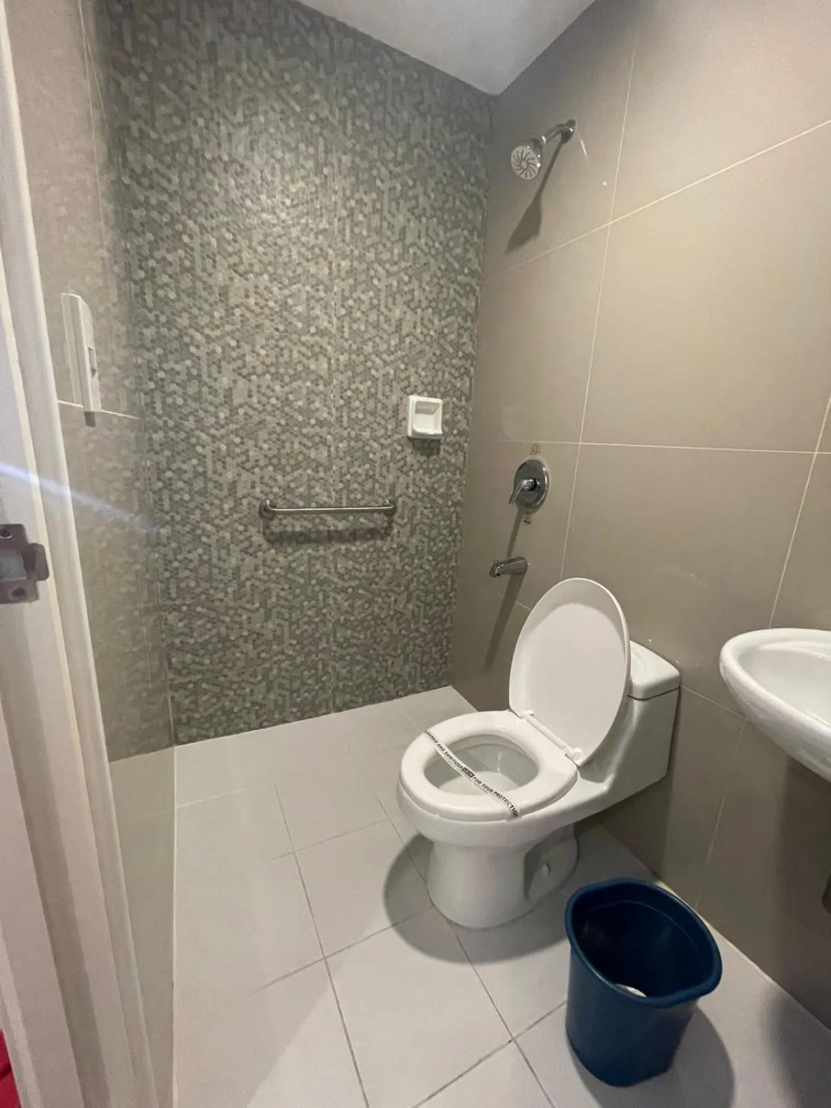 Shower in Hotel Sogo Aurora Cubao
