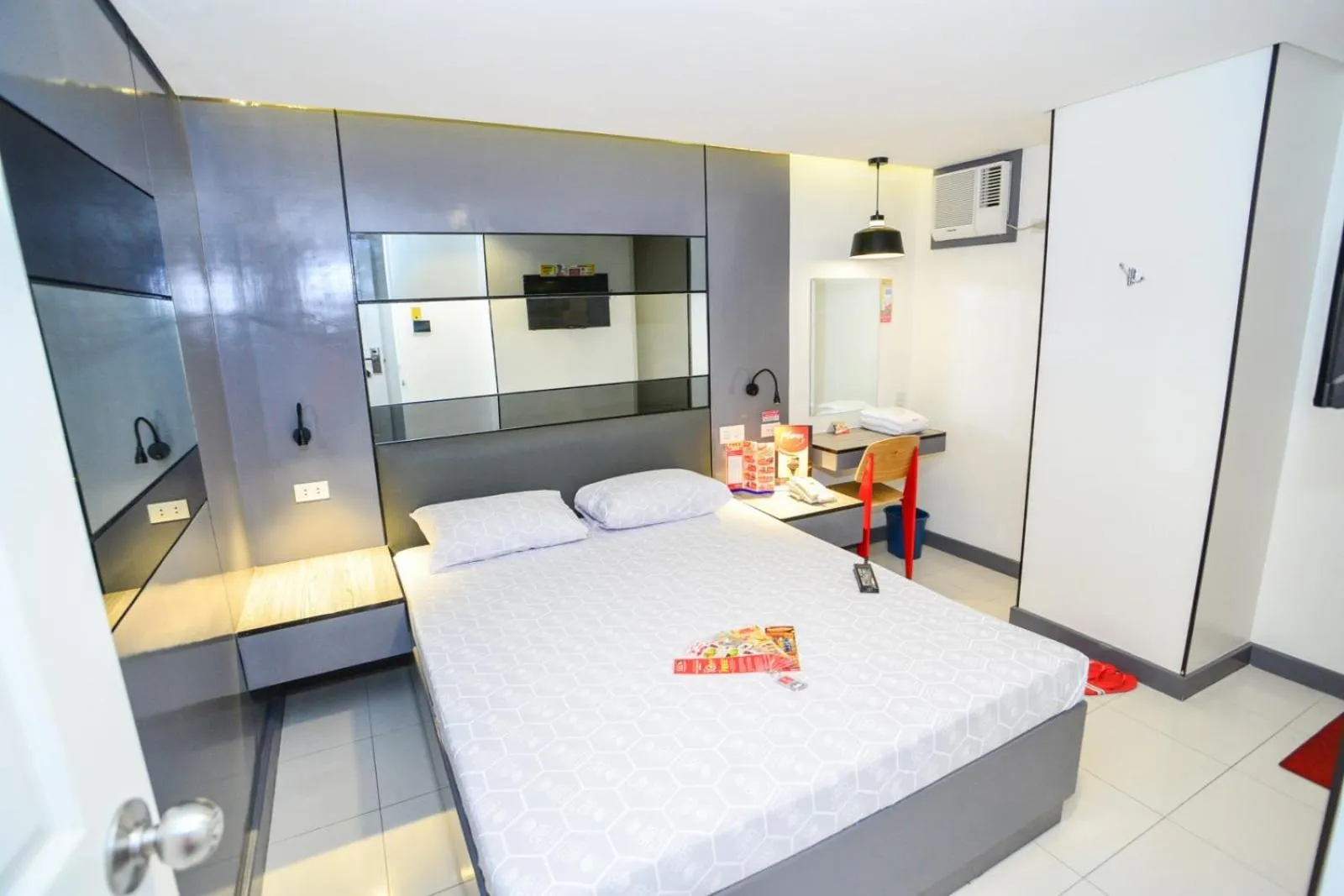Bedroom, Bed in Hotel Sogo Aurora Cubao
