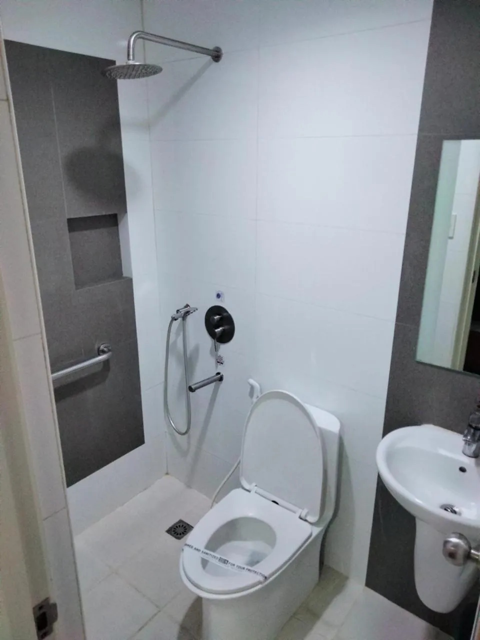 Shower in Hotel Sogo Molino