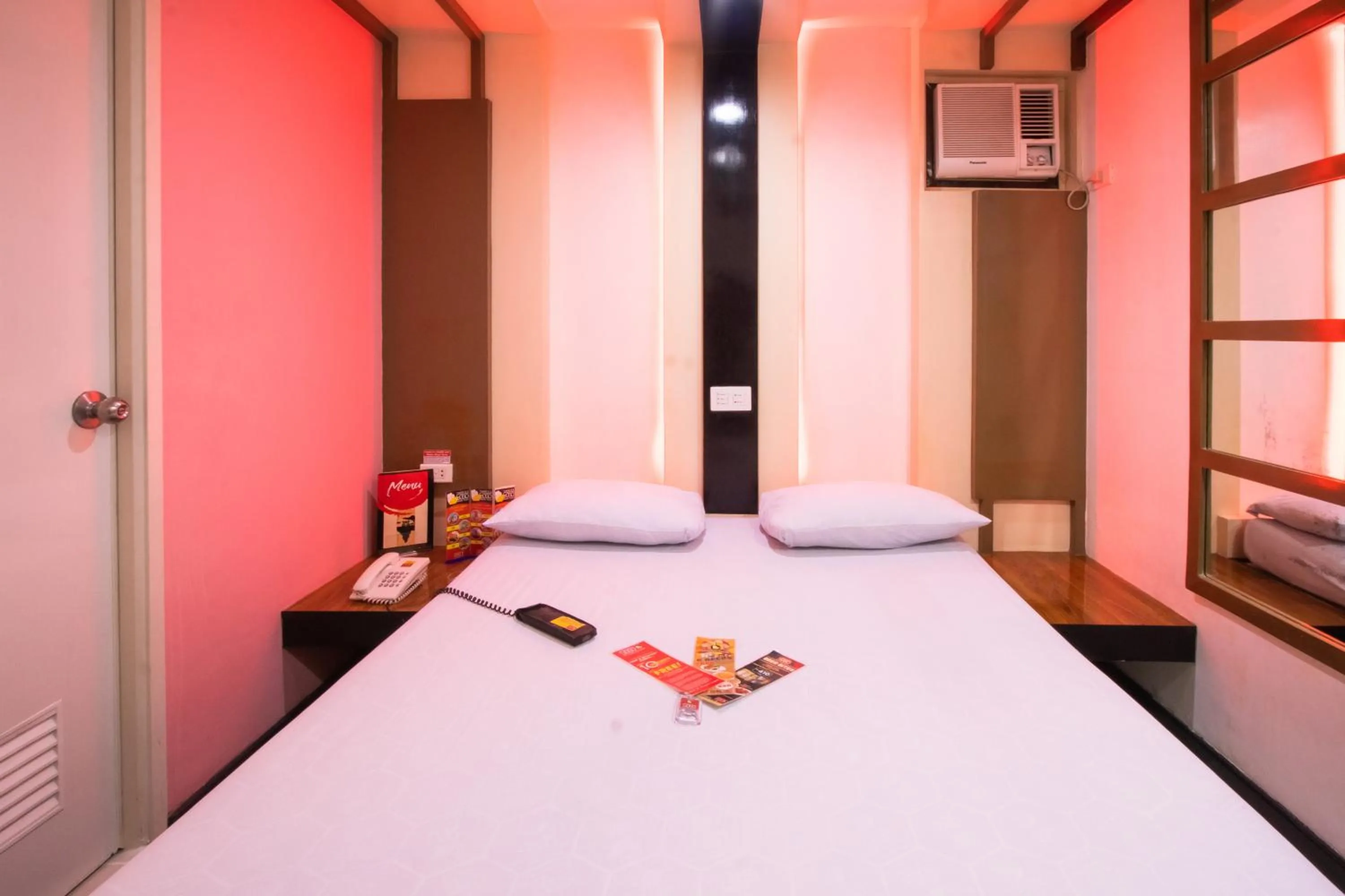 Photo of the whole room, Bed in Hotel Sogo Santolan