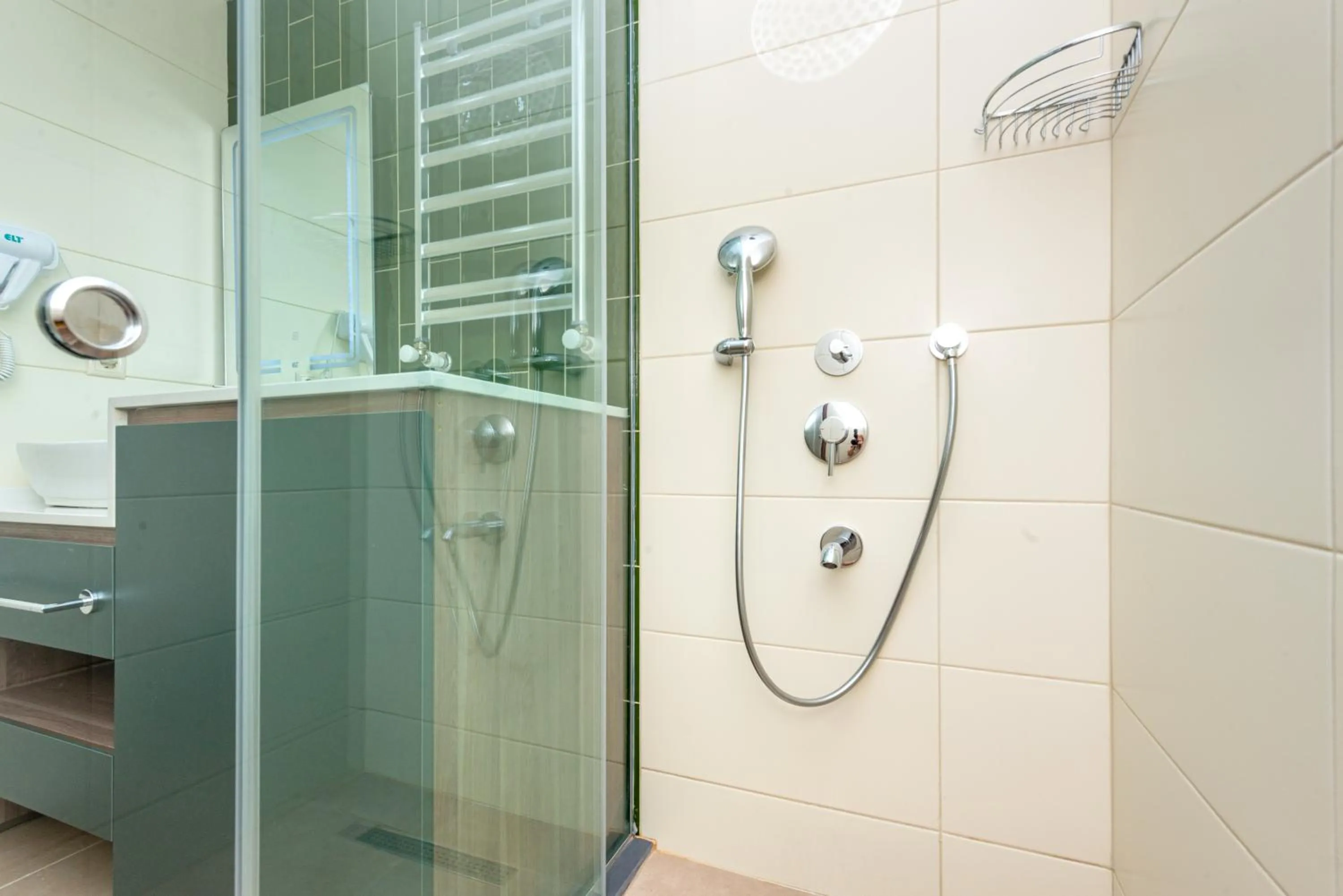 Shower in Sunshine Residence & Hotel