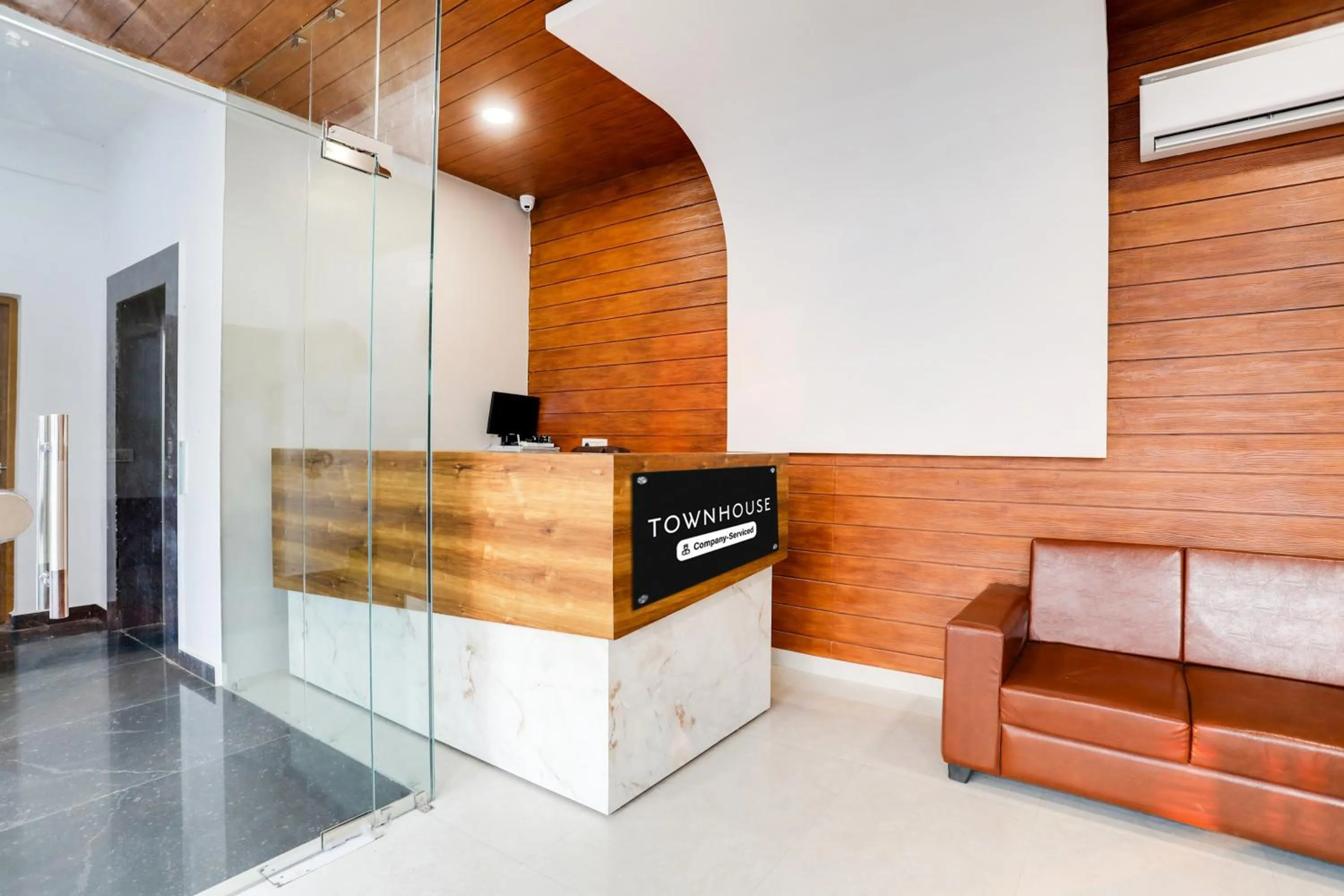 Lobby or reception in Super Townhouse Kathgharia Chowk