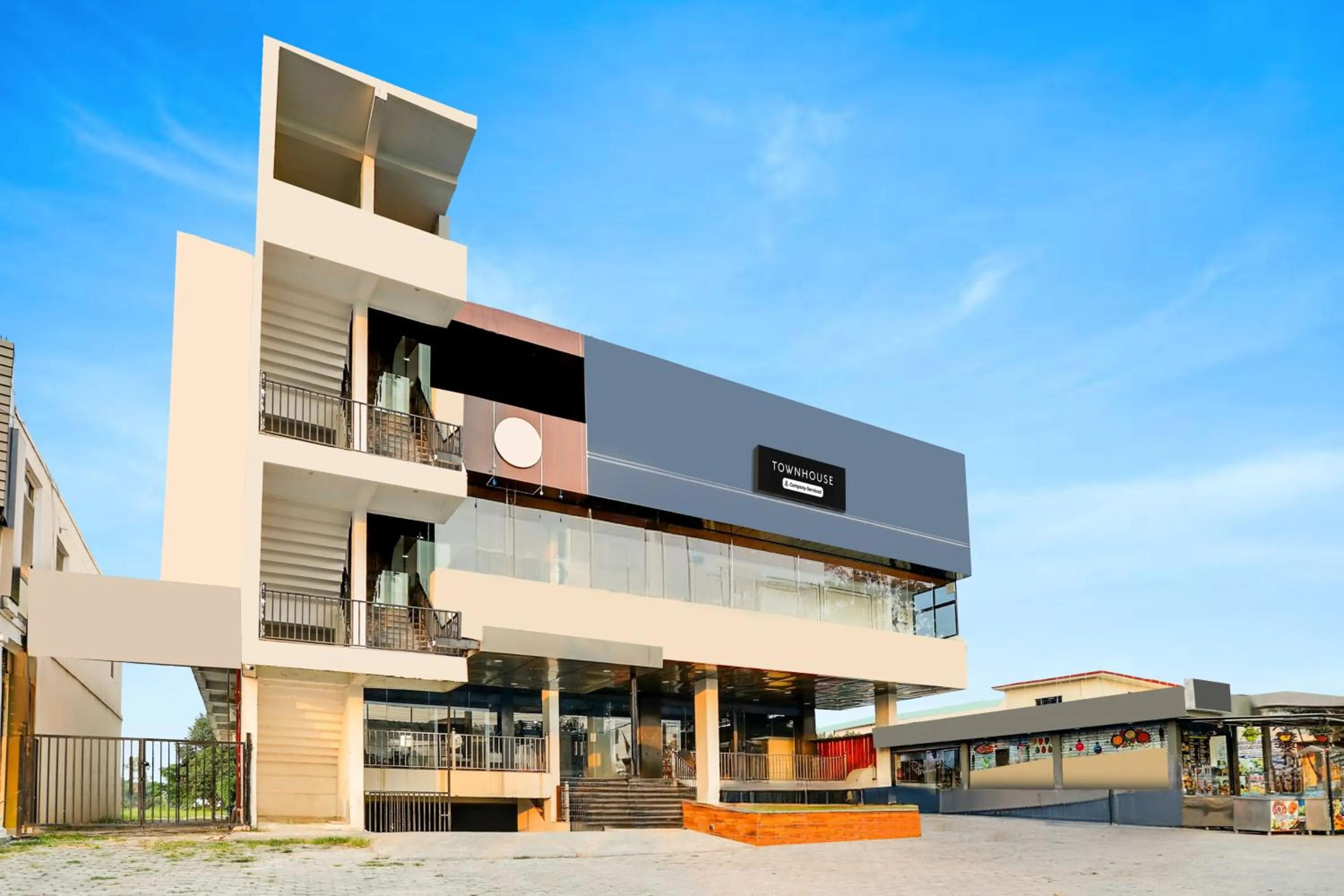 Facade/entrance in Super Townhouse Kathgharia Chowk
