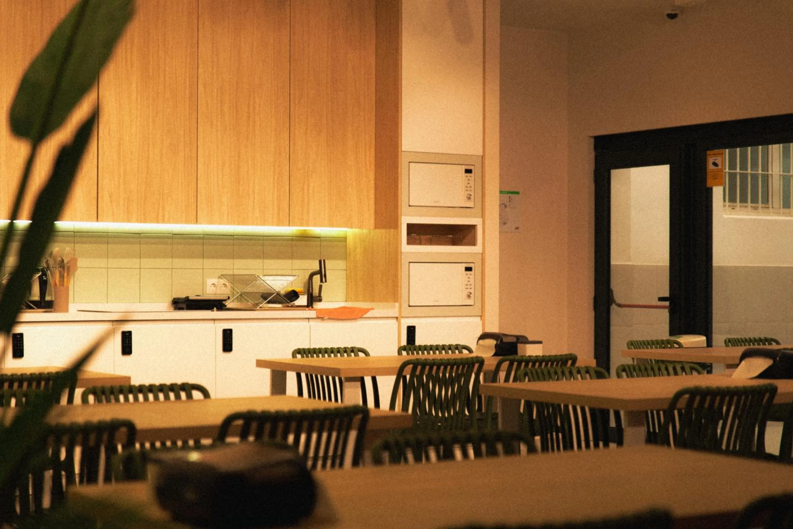 Kitchen or kitchenette in Futurotel Sevilla