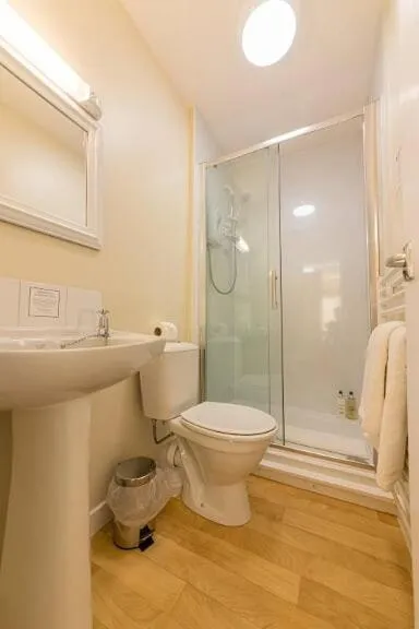 Shower in Castletown Hotel