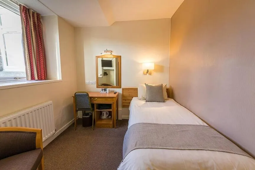 Bedroom, Bed in Castletown Hotel