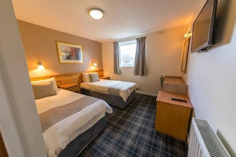 Bedroom, Bed in Castletown Hotel