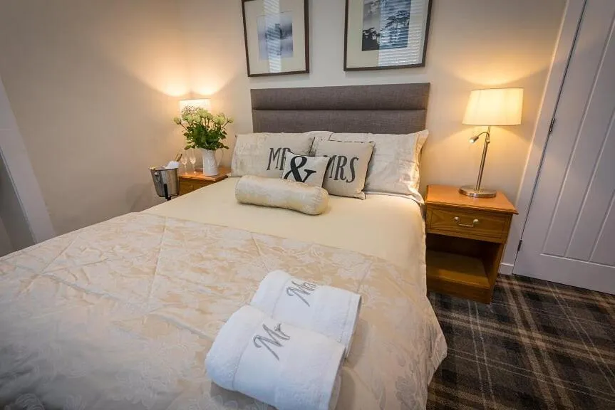 Bedroom, Bed in Castletown Hotel