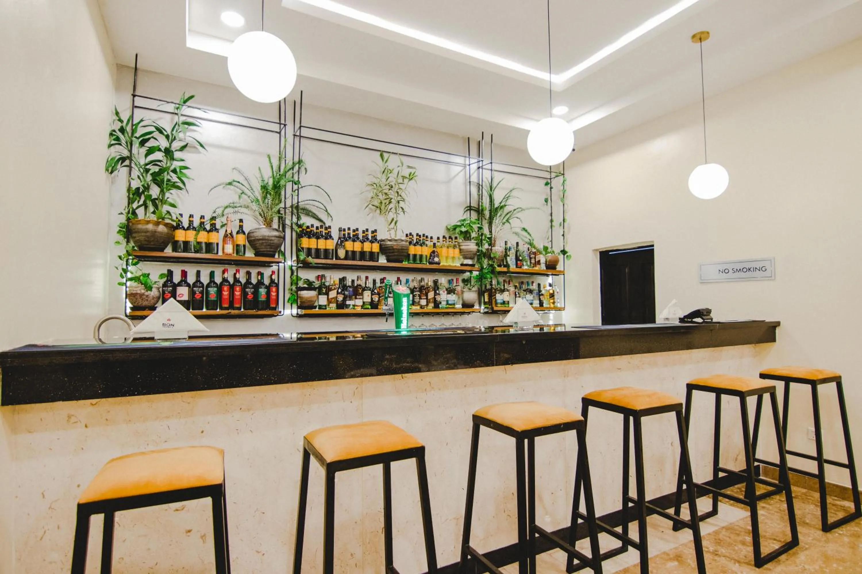 Restaurant/places to eat in BON Hotel Imperial