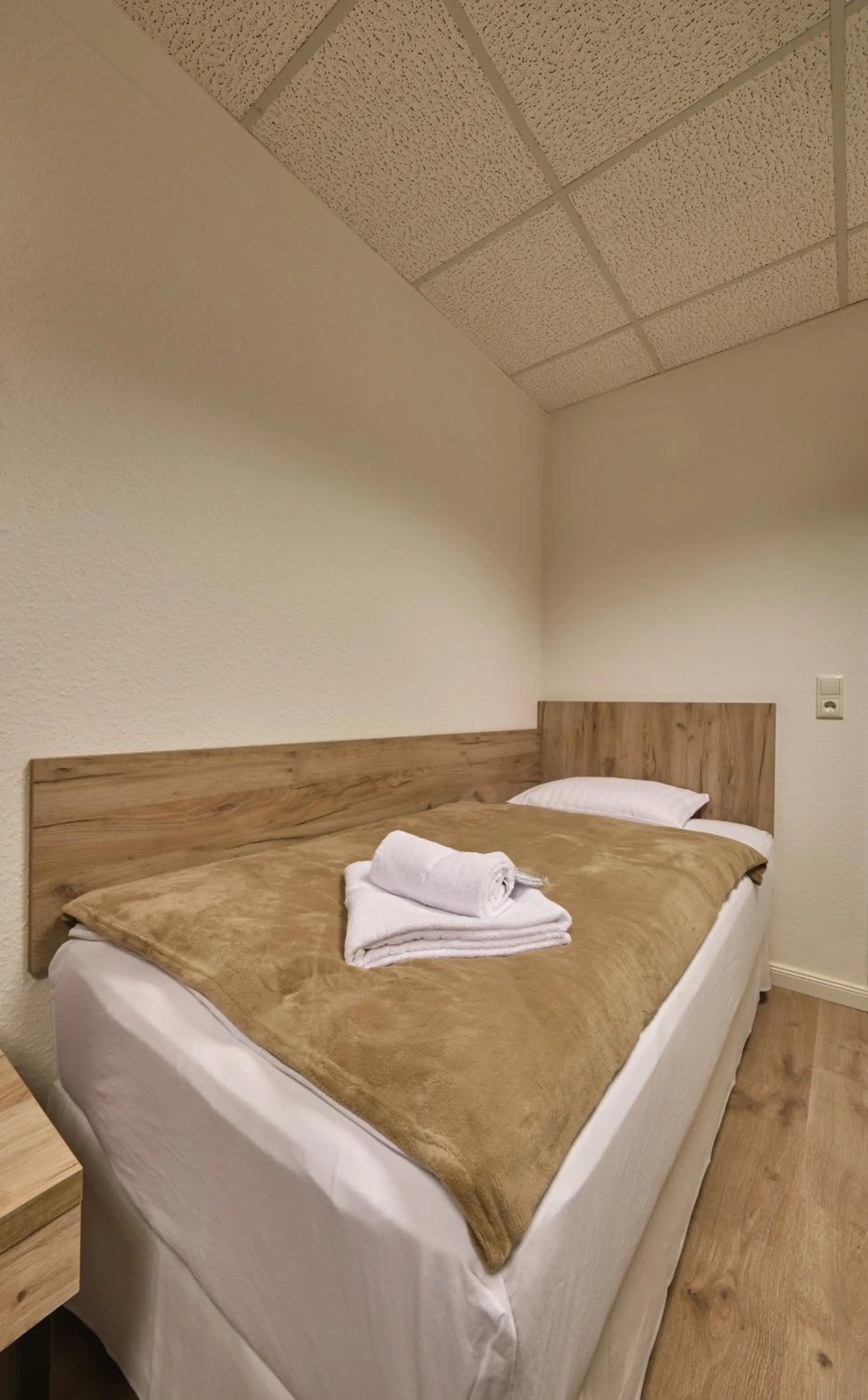 Photo of the whole room, Bed in sleep1c