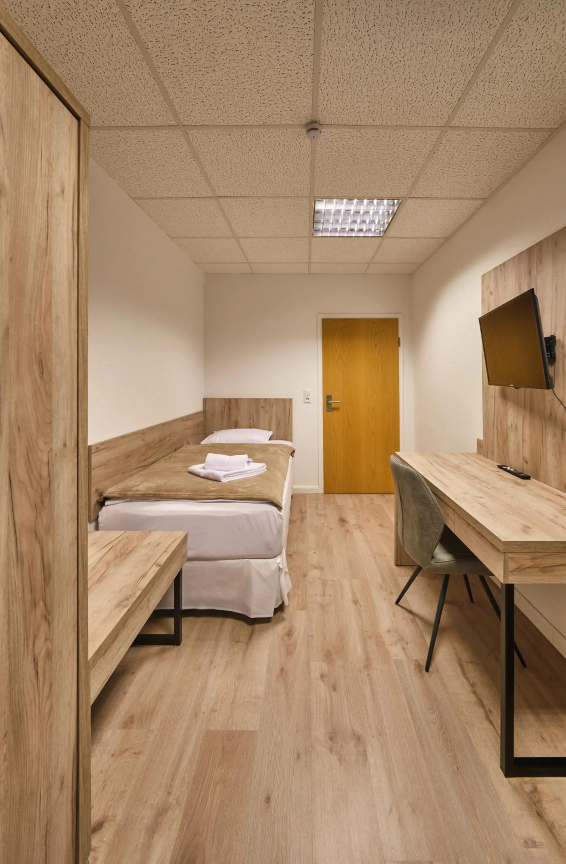 Photo of the whole room, Bed in sleep1c