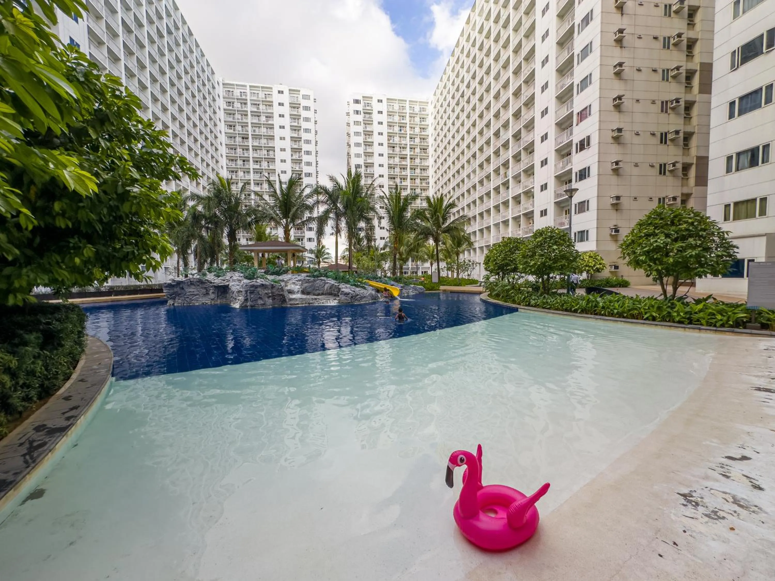 Swimming pool in GemstoneBR in SMDC Shore Residences