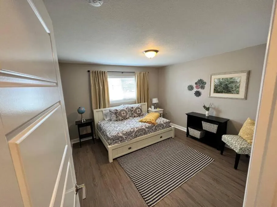 Bed in Spacious Westminster 2bd/1ba