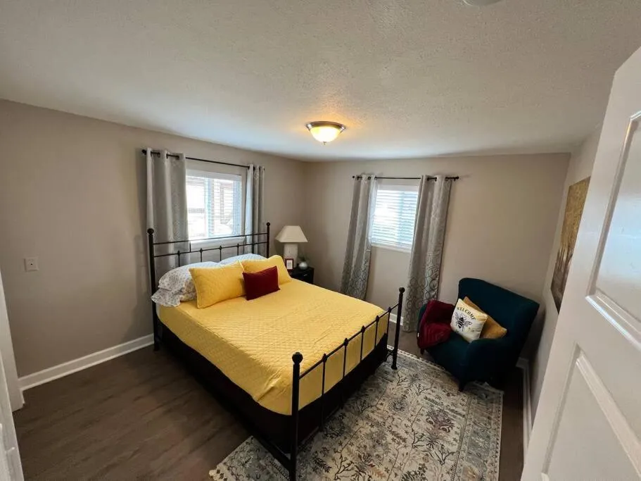 Bed in Spacious Westminster 2bd/1ba
