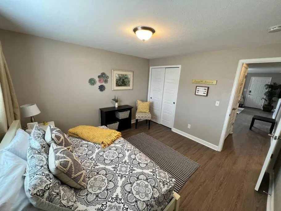 Bed in Spacious Westminster 2bd/1ba