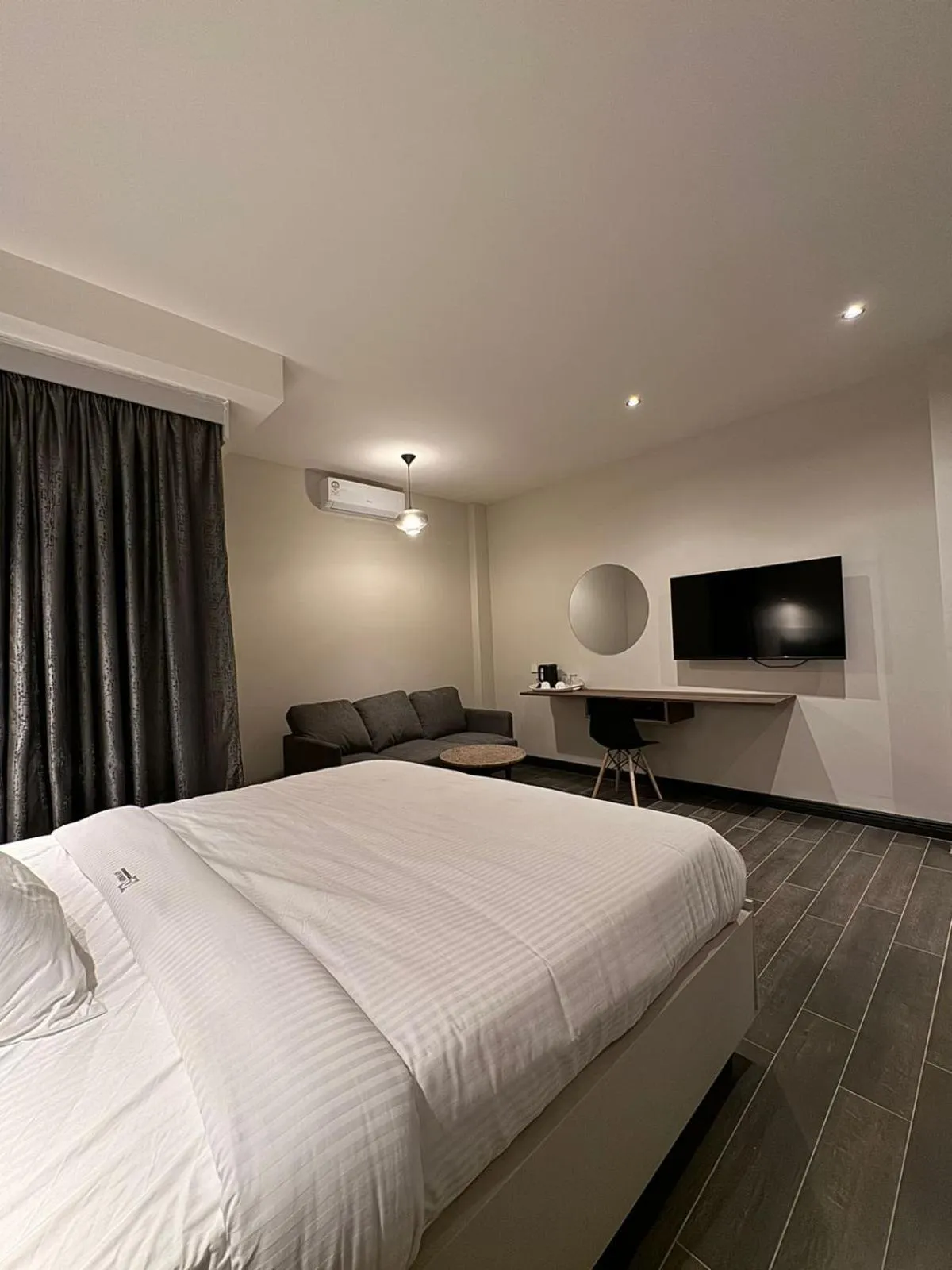 Communal lounge/ TV room, Bed in The Ivory Hotel