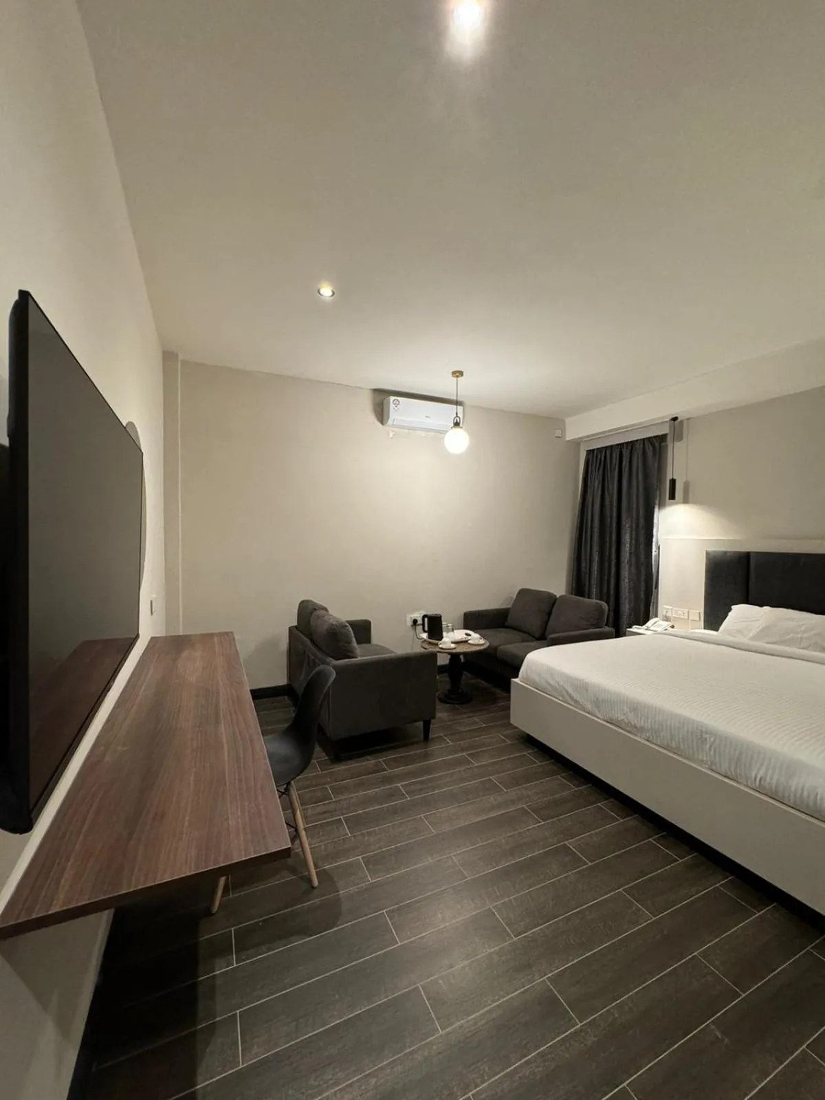 Communal lounge/ TV room, Bed in The Ivory Hotel