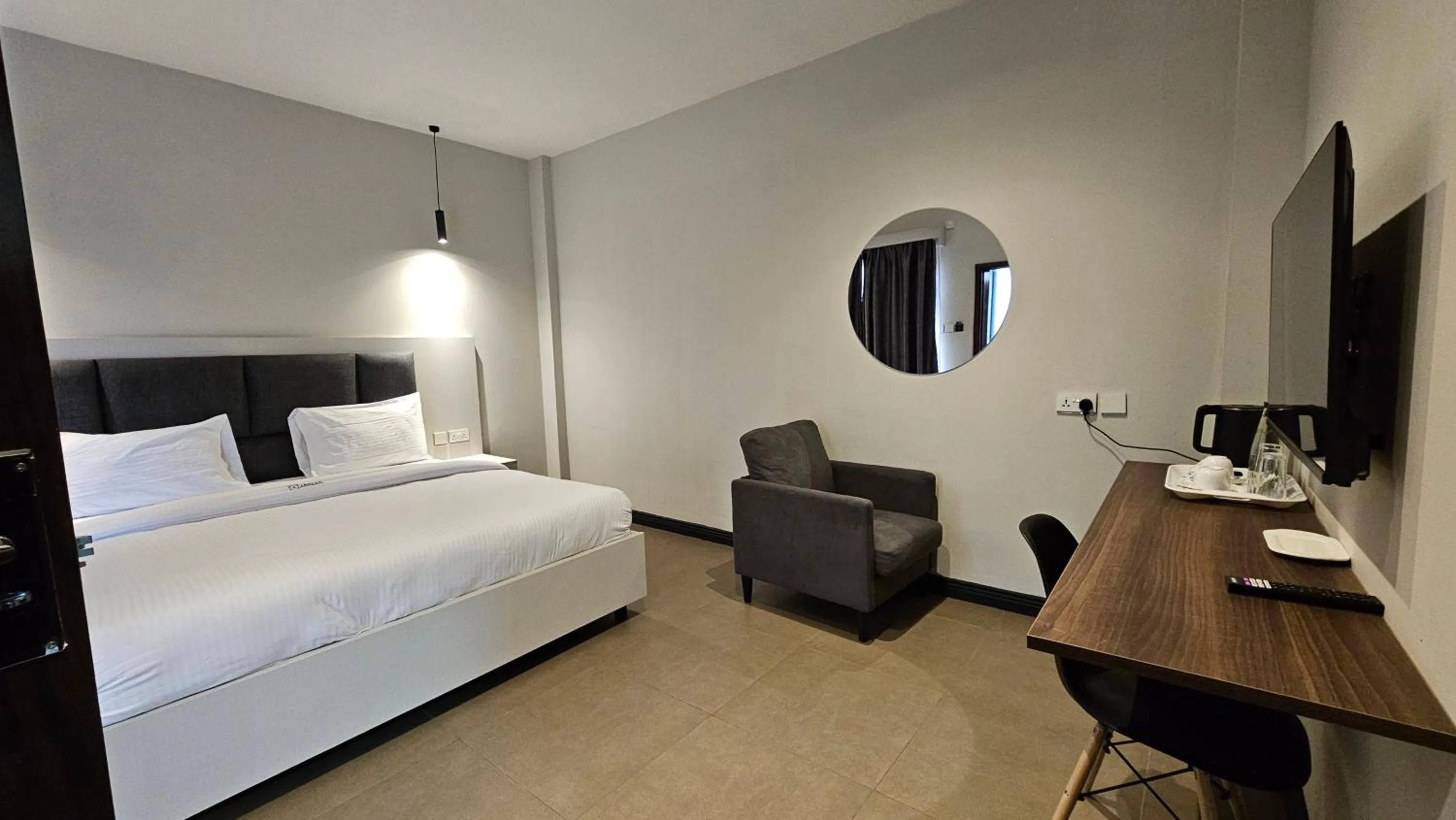 Communal lounge/ TV room, Bed in The Ivory Hotel