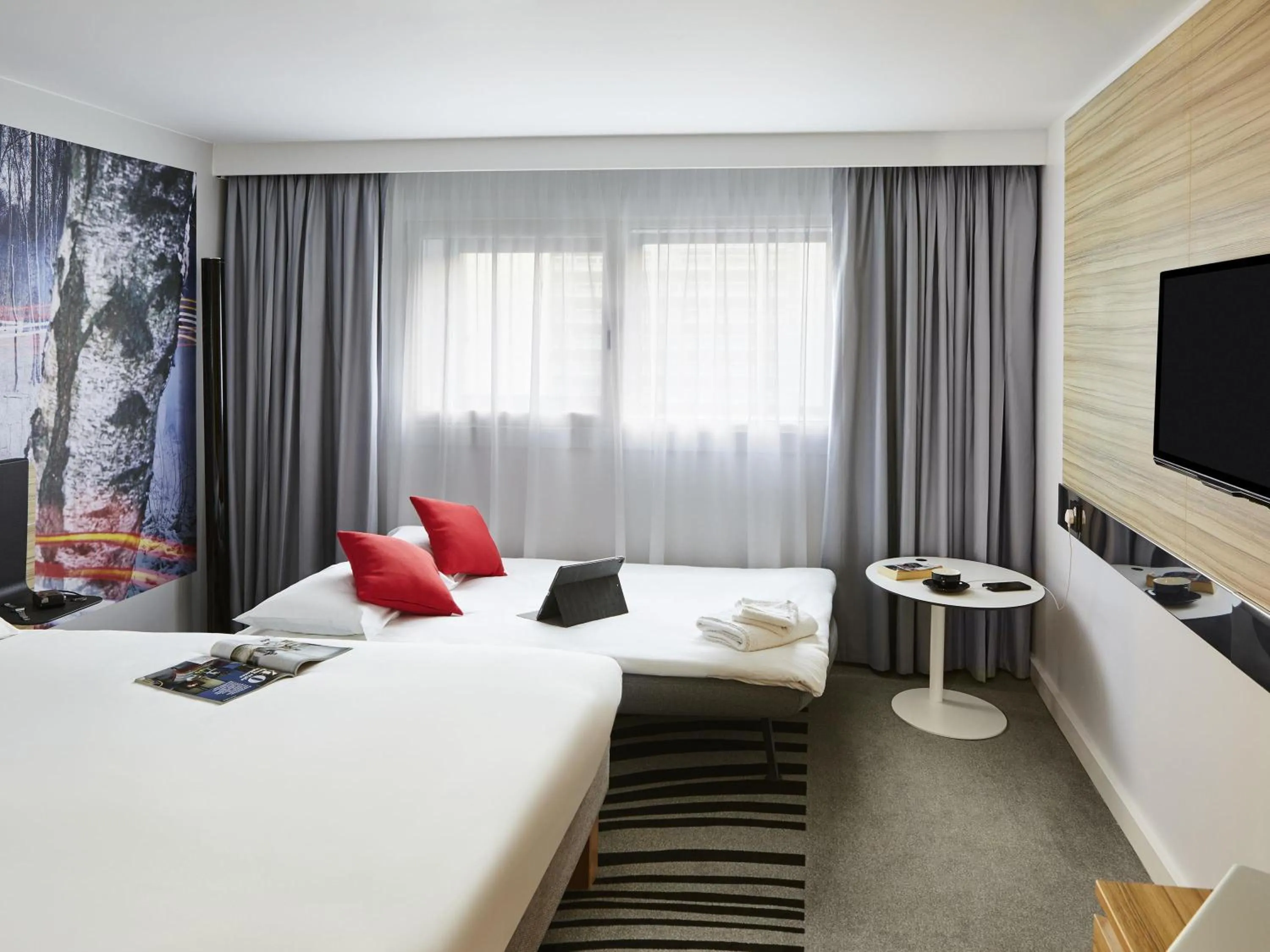 Bedroom, Bed in Novotel Birmingham Airport Terminal Building - NEC