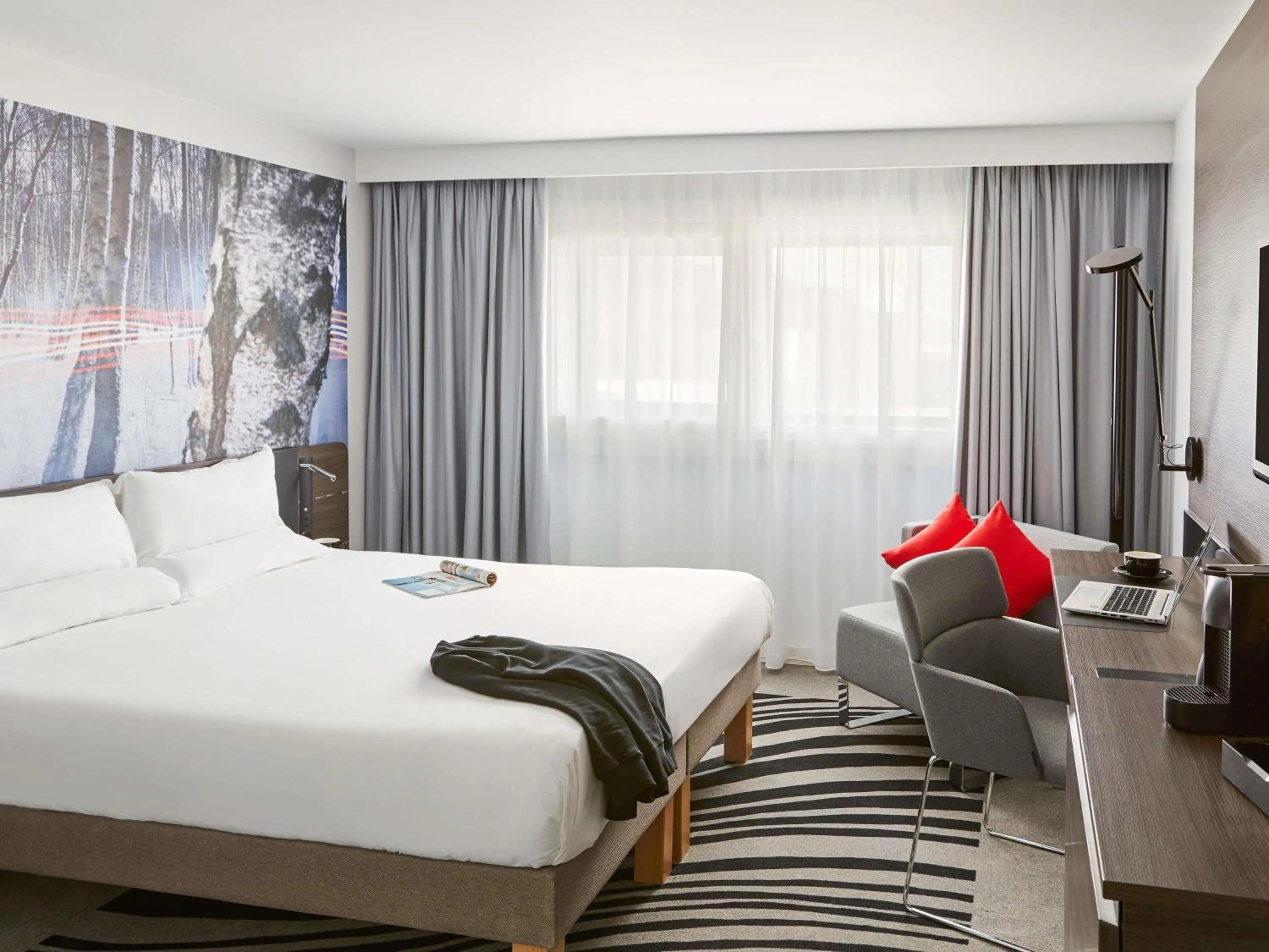 Bedroom, Bed in Novotel Birmingham Airport Terminal Building - NEC