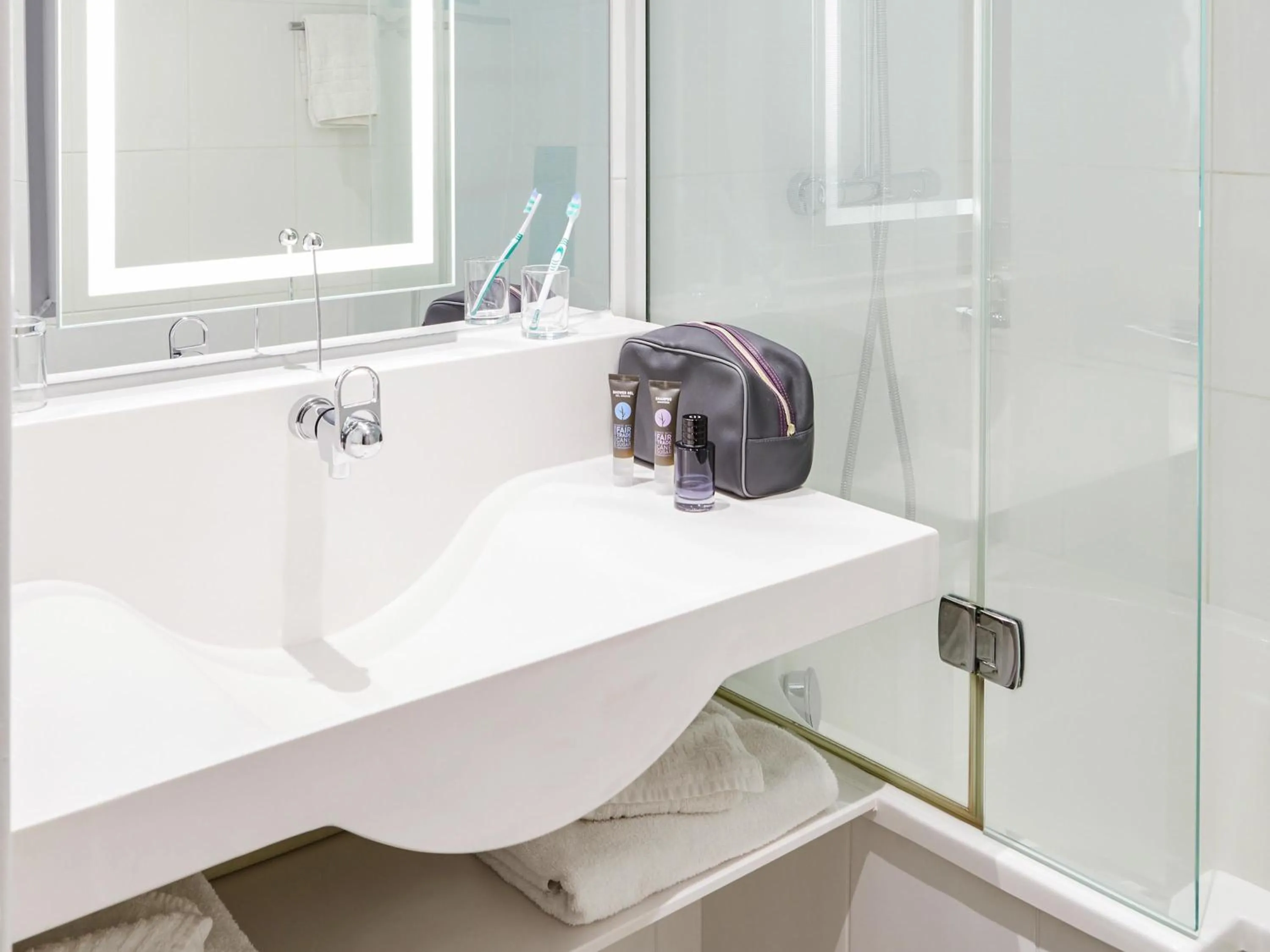 Bedroom in Novotel Birmingham Airport Terminal Building - NEC