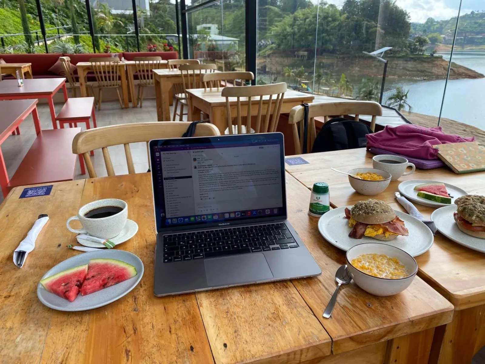 Restaurant/places to eat in Viajero Guatapé Hostel & Lake Club