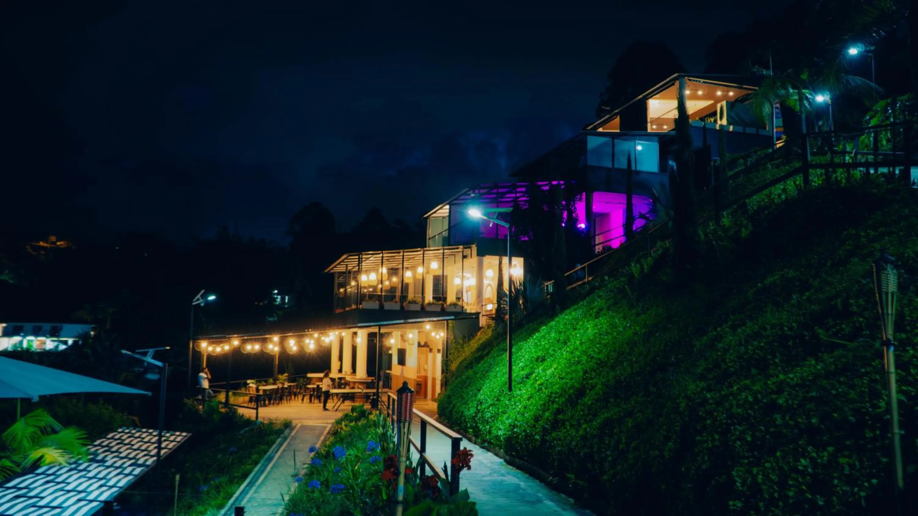 Property building in Viajero Guatapé Hostel & Lake Club