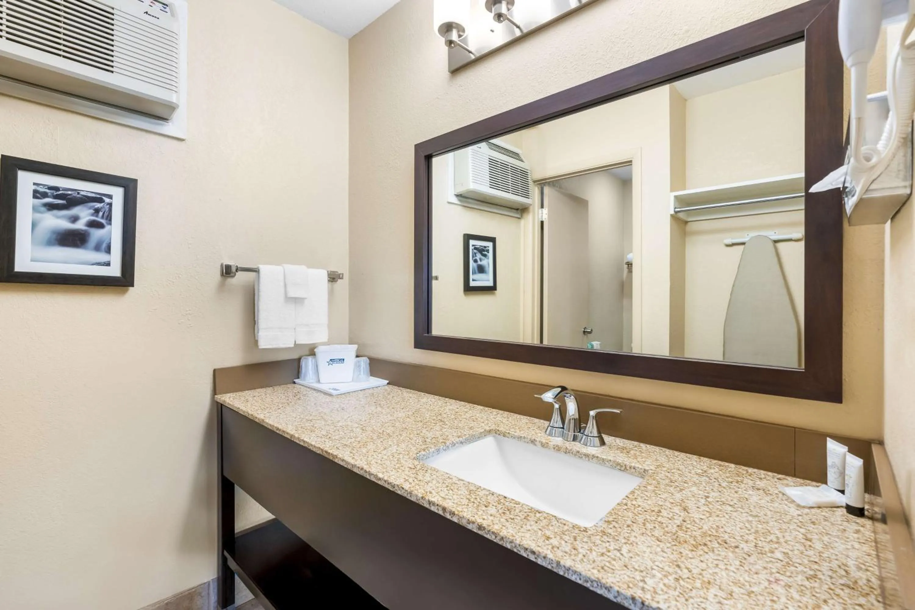 Bathroom in Americas Best Value Inn Yakima