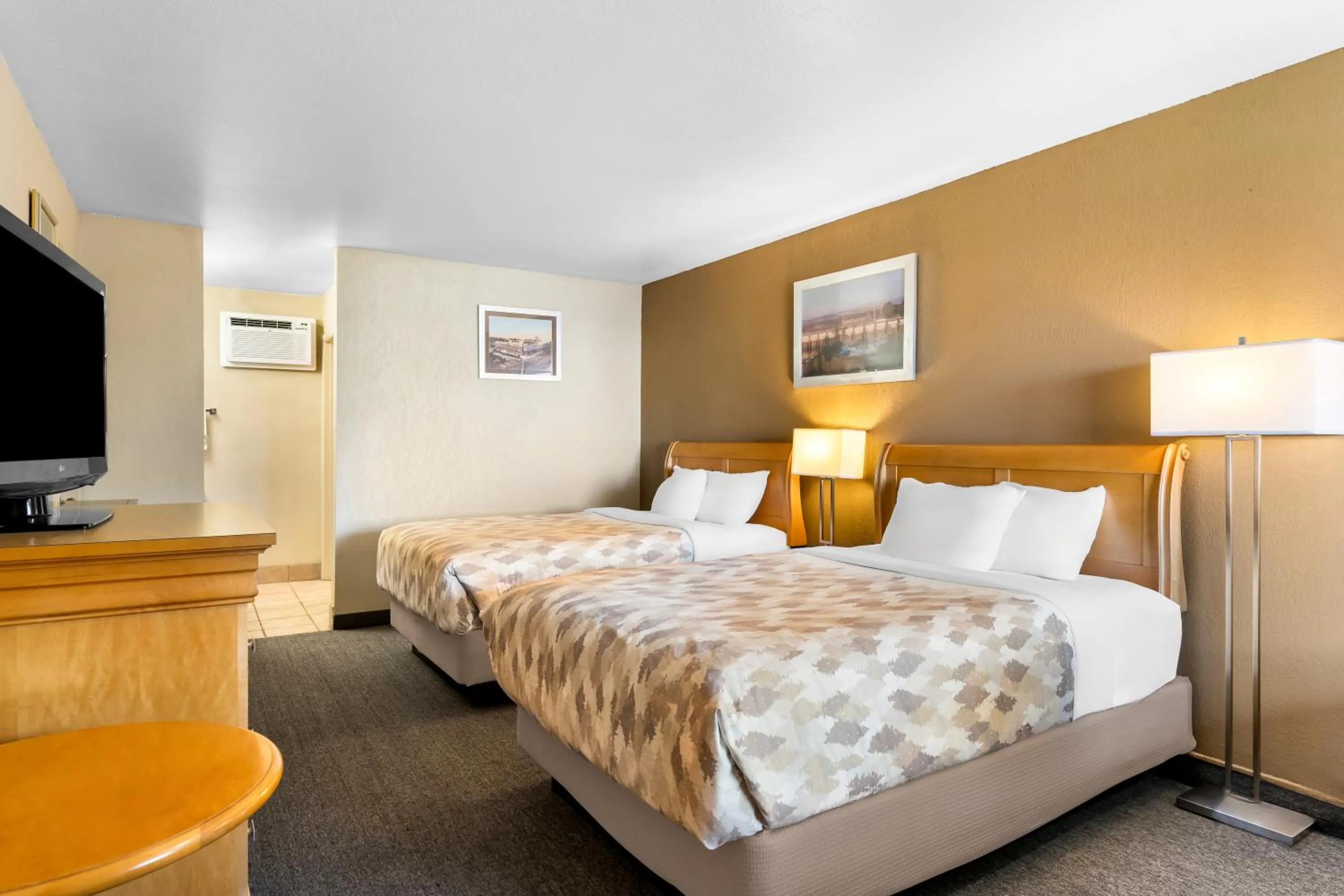 Bed in Americas Best Value Inn Yakima