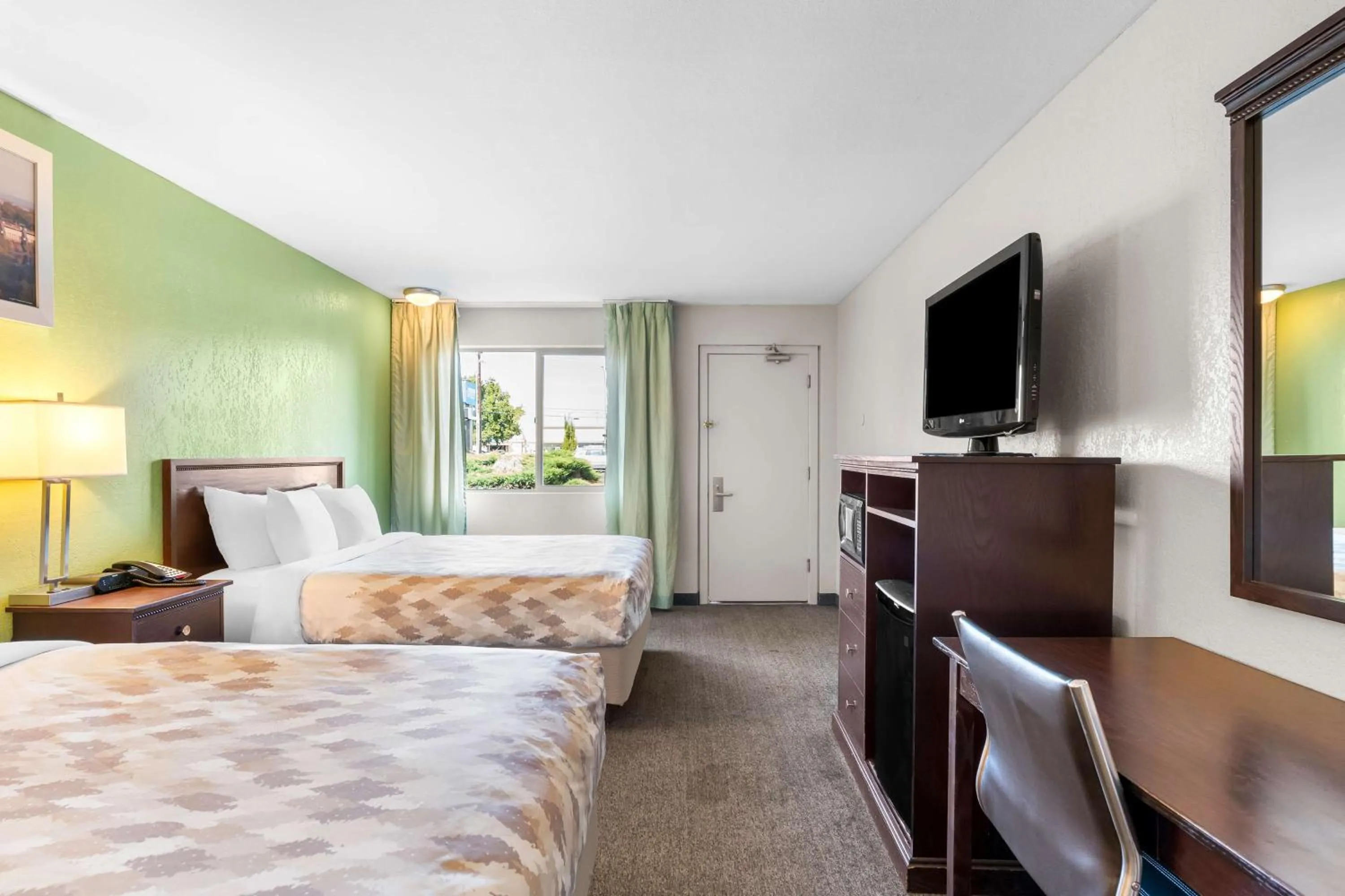 Bedroom, Bed in Americas Best Value Inn Yakima