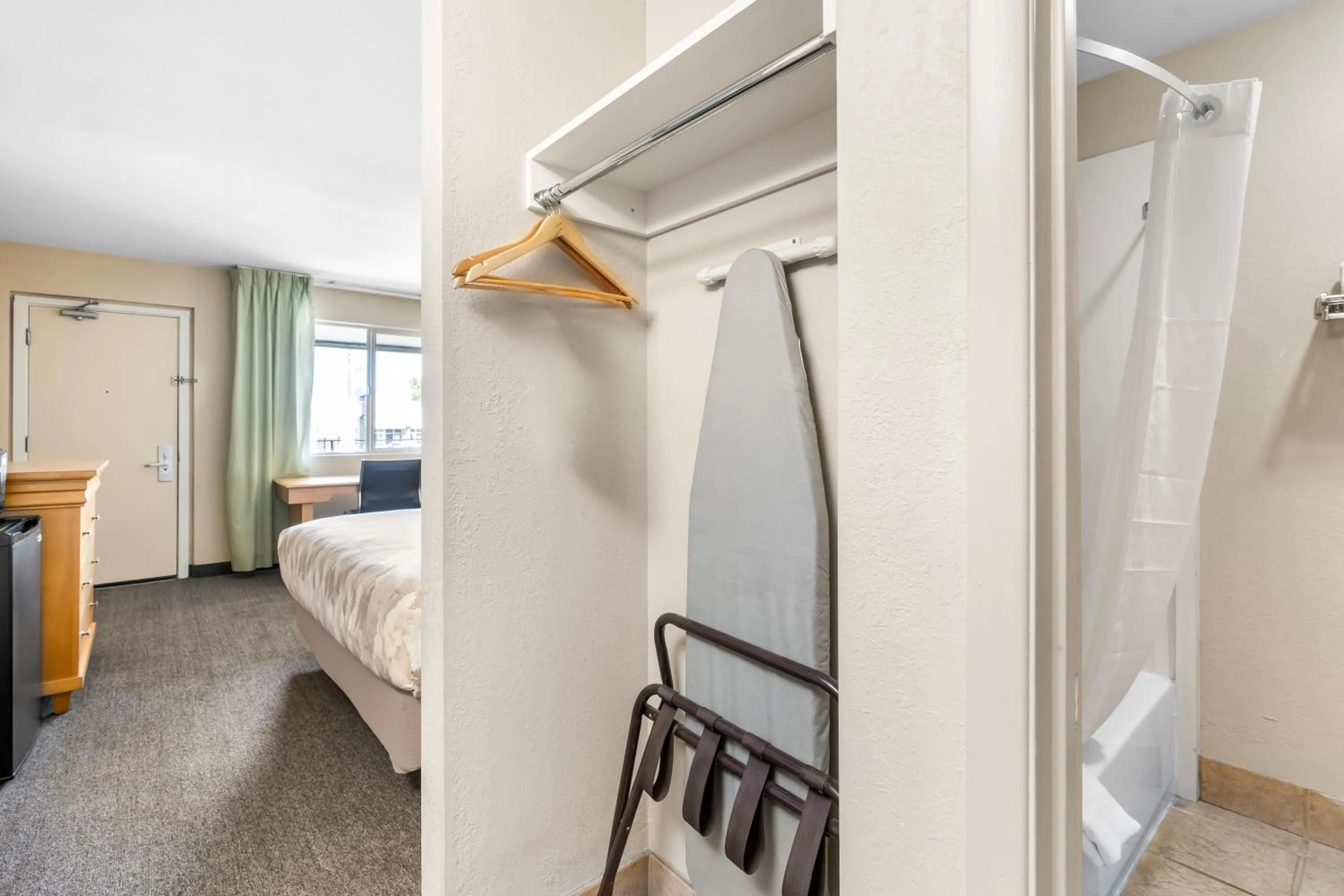 wardrobe, Bed in Americas Best Value Inn Yakima