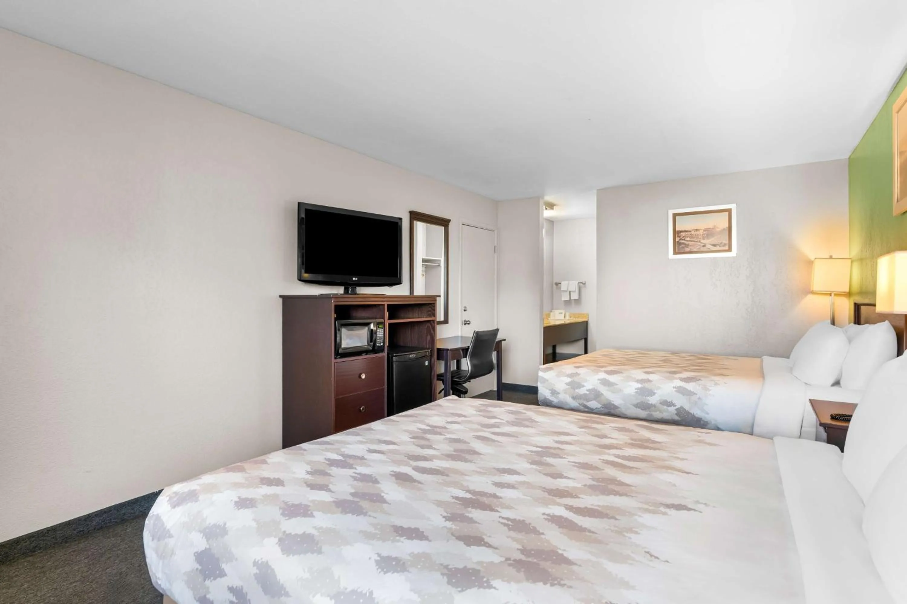 Bedroom, Bed in Americas Best Value Inn Yakima